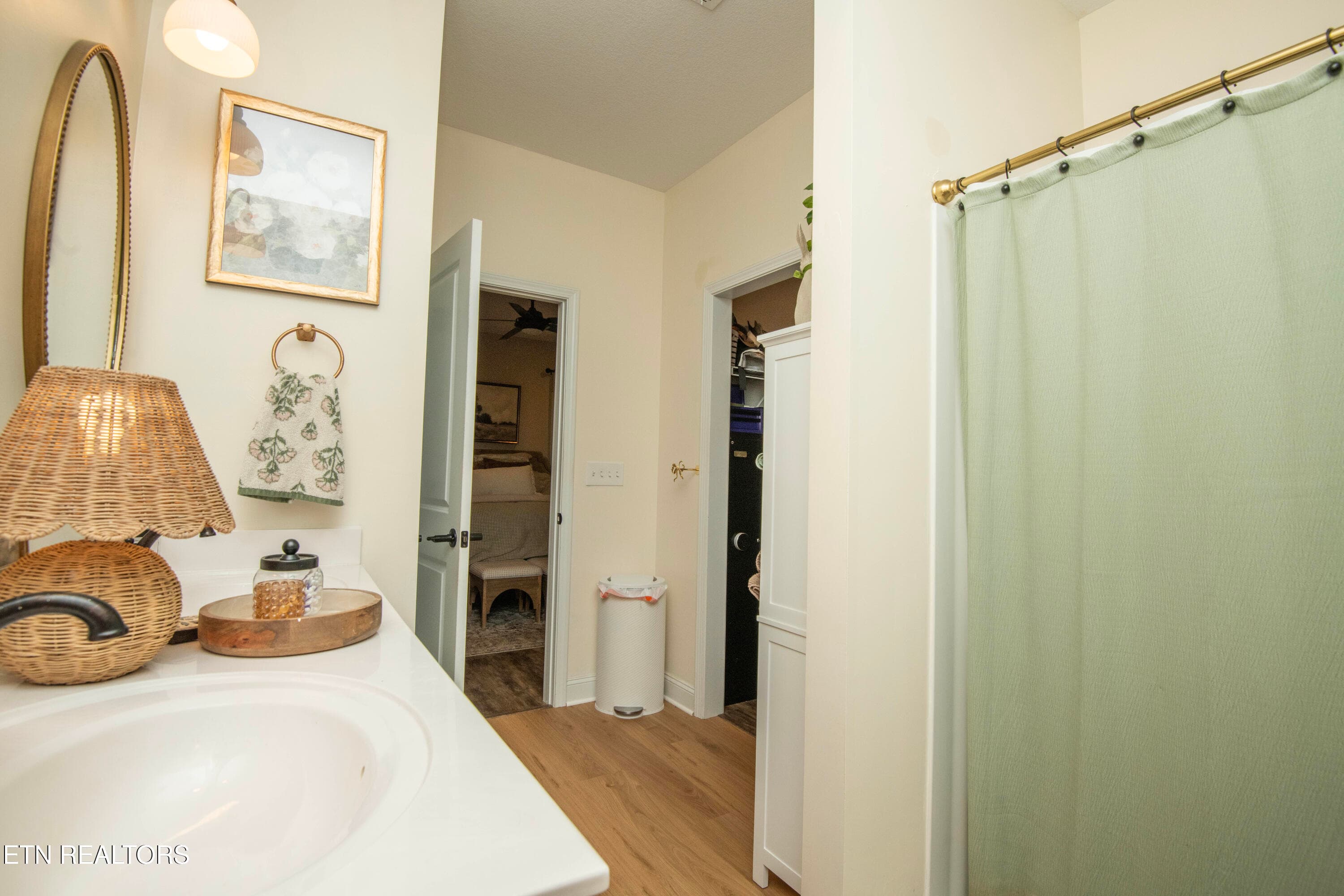 masterbath - 1147 Sky Top Lane, Powell, TN 37849