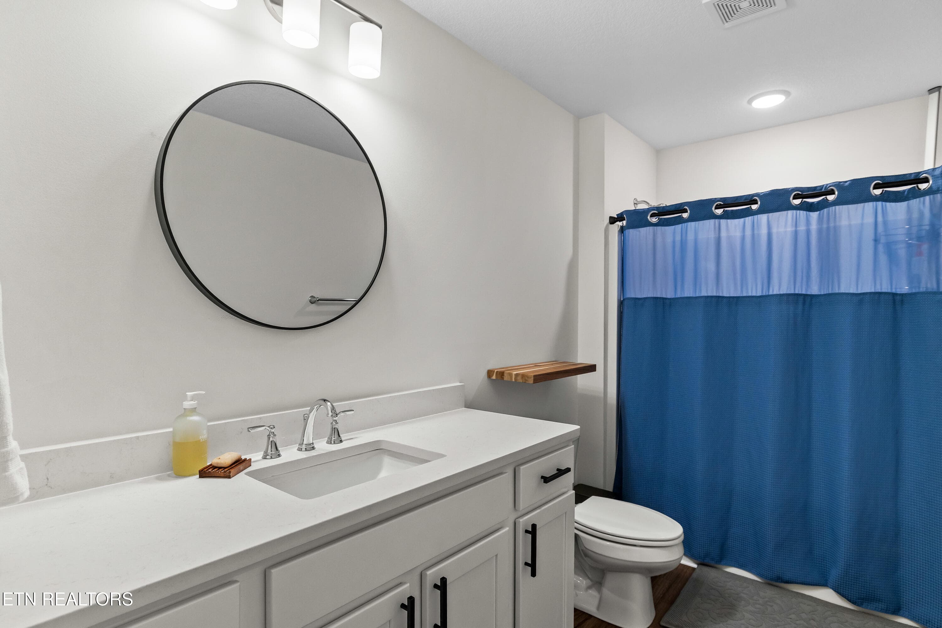 Upstairs secondary bath - 8861 Yellow Aster Rd, Knoxville, TN 37931, Knoxville
