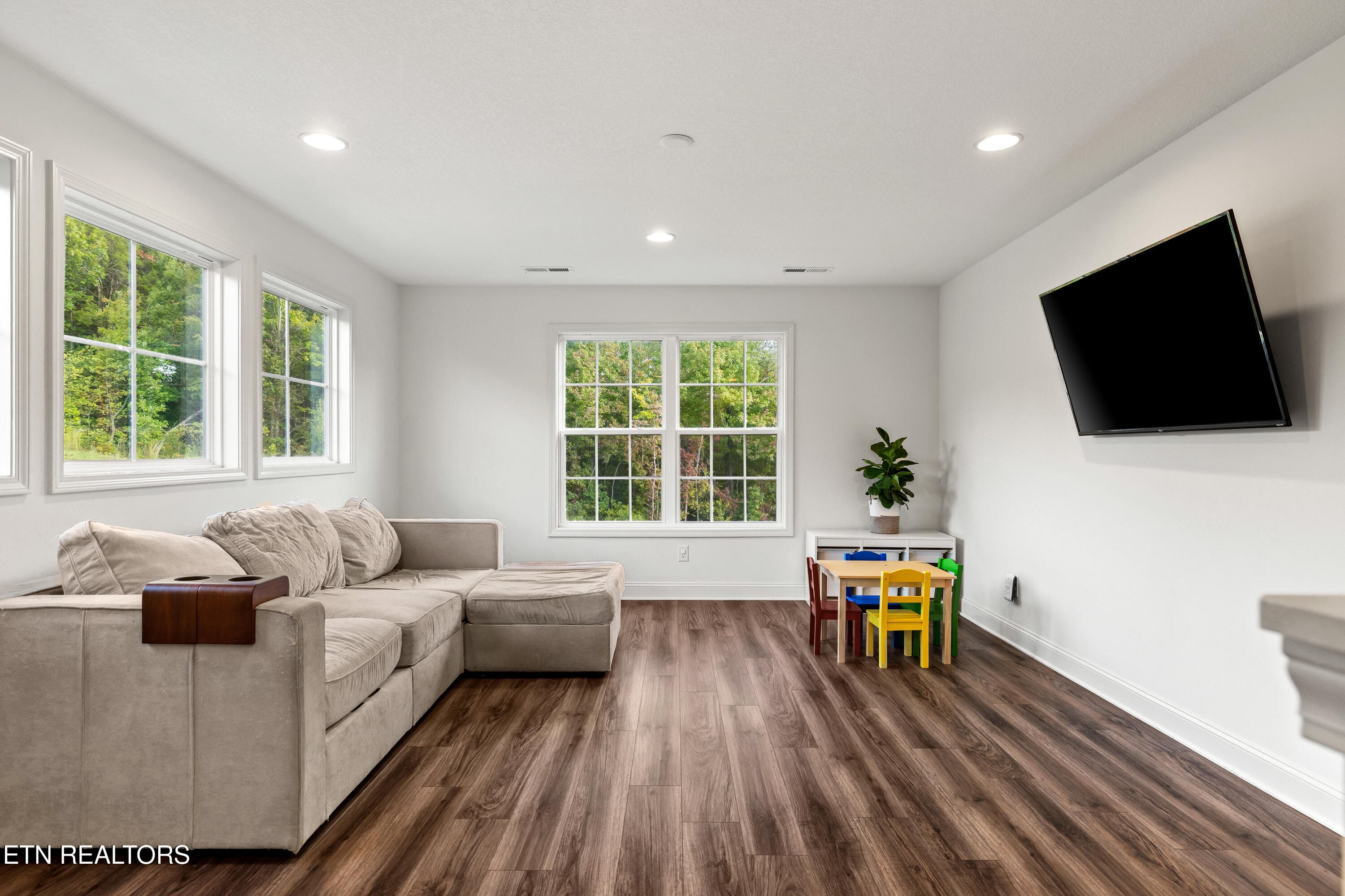 Spacious loft with loads of light - 8861 Yellow Aster Rd, Knoxville, TN 37931, Knoxville