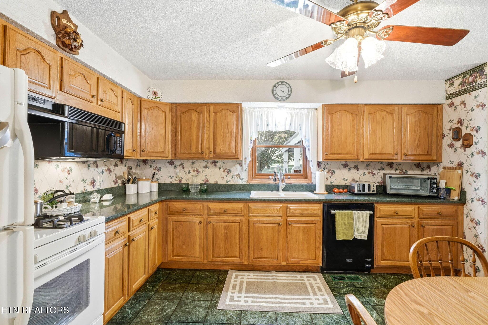 40-web-or-mls-1435 Sparks Ln-9 - 1435 Sparks Lane, Sevierville, TN 37876, Sevierville