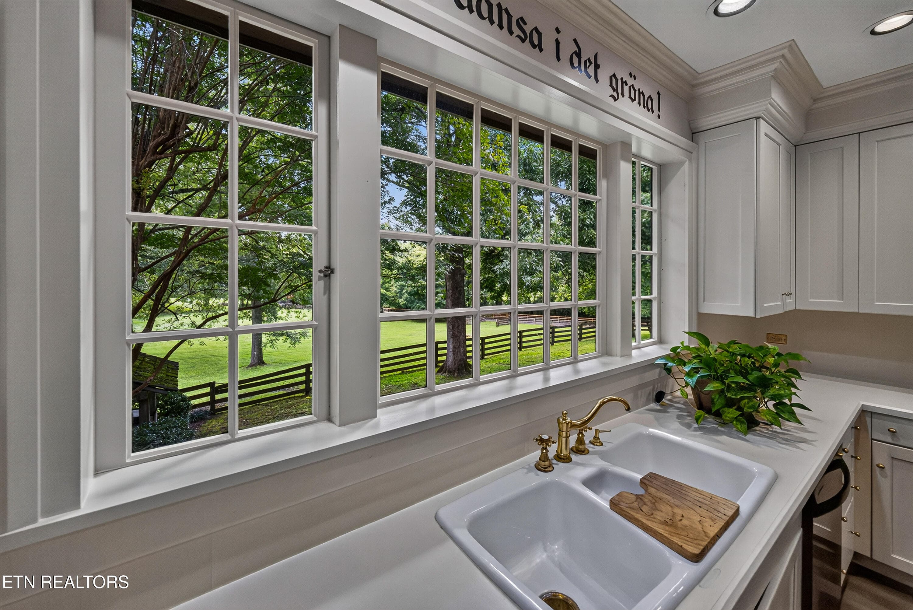 A View of the Meadow - 3790 Hollybrook Rd, Rockford, TN 37853