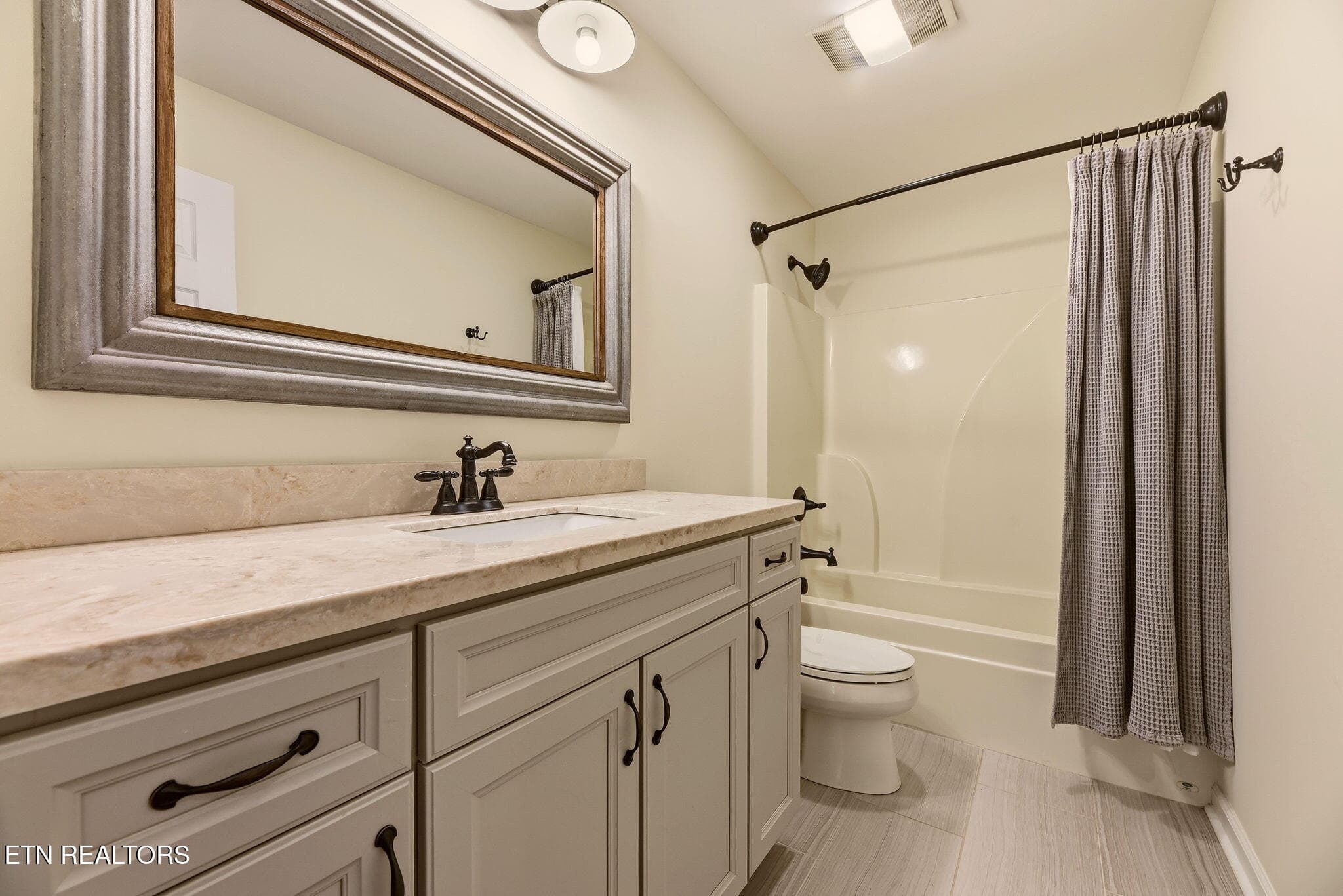 Upstairs bath - 7765 Beals Chapel Rd, Lenoir City, TN 37772