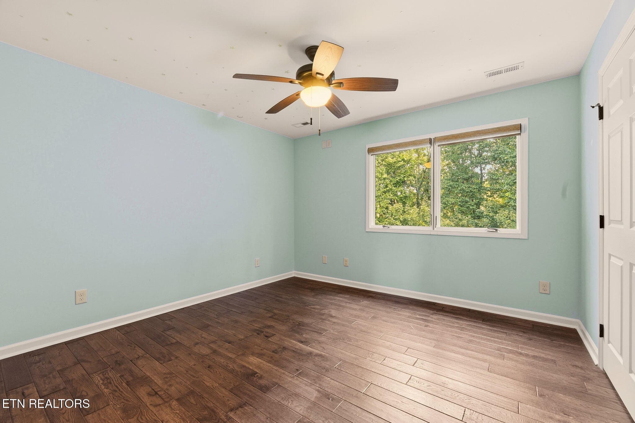 Second upstairs bed - 7765 Beals Chapel Rd, Lenoir City, TN 37772