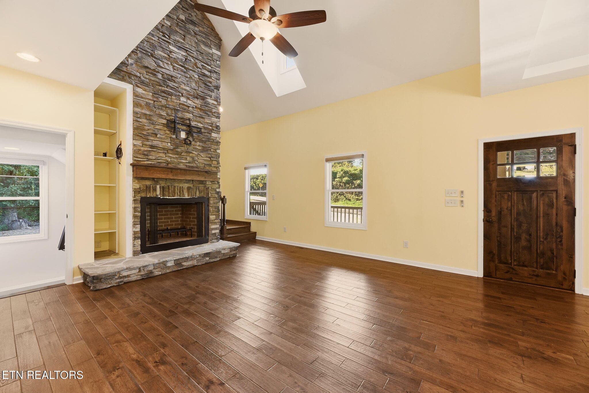 Living room - 7765 Beals Chapel Rd, Lenoir City, TN 37772