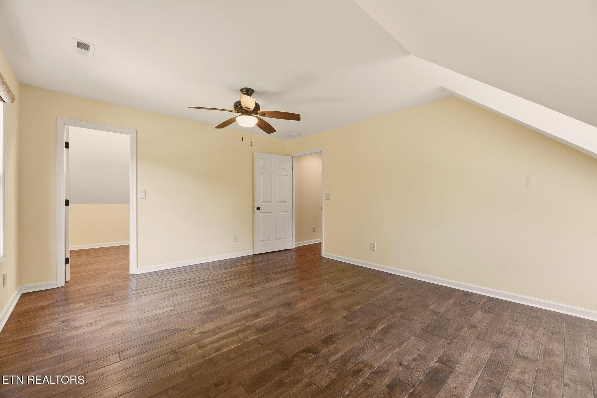 Upstairs bedroom - 7765 Beals Chapel Rd, Lenoir City, TN 37772