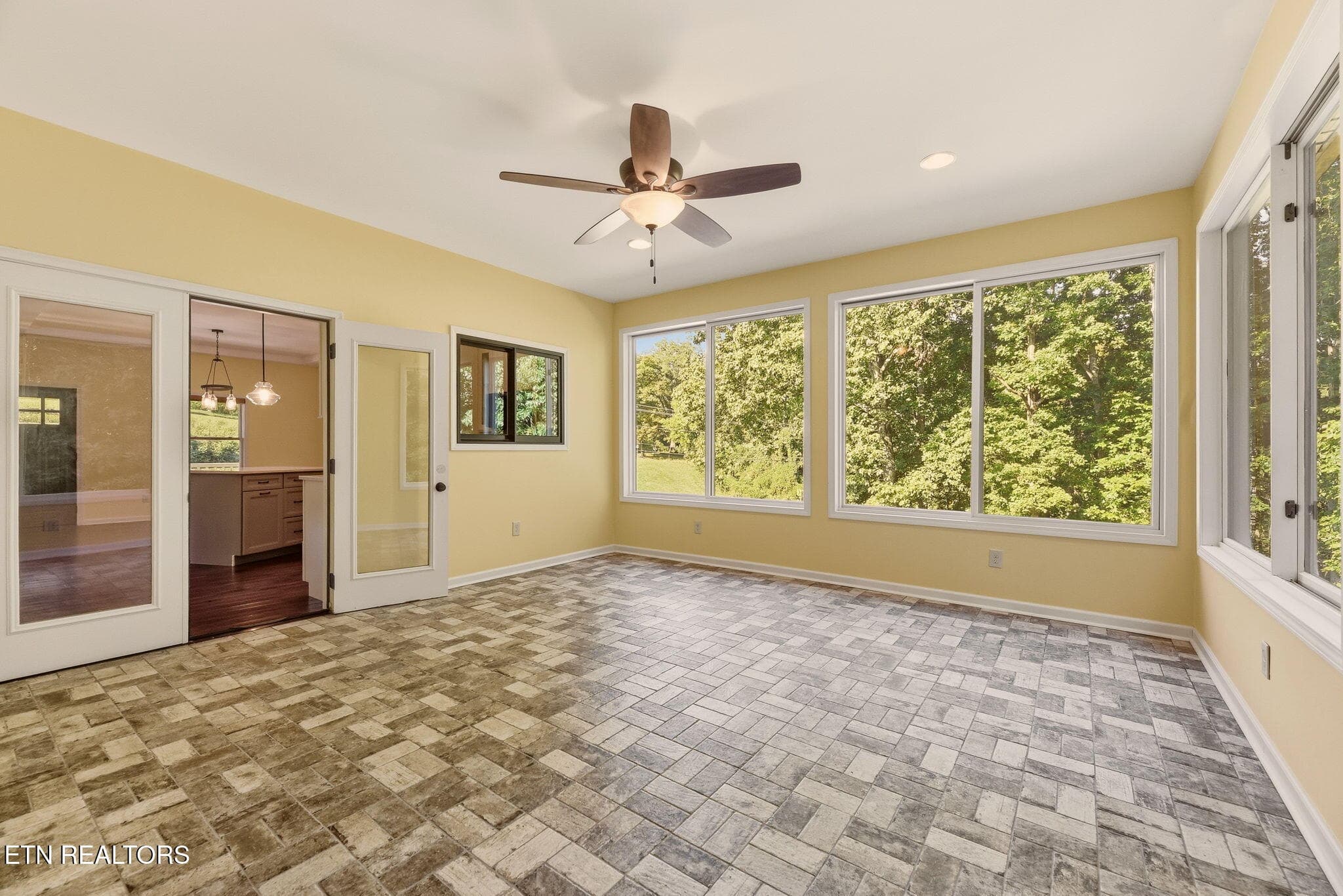 Sunroom - 7765 Beals Chapel Rd, Lenoir City, TN 37772