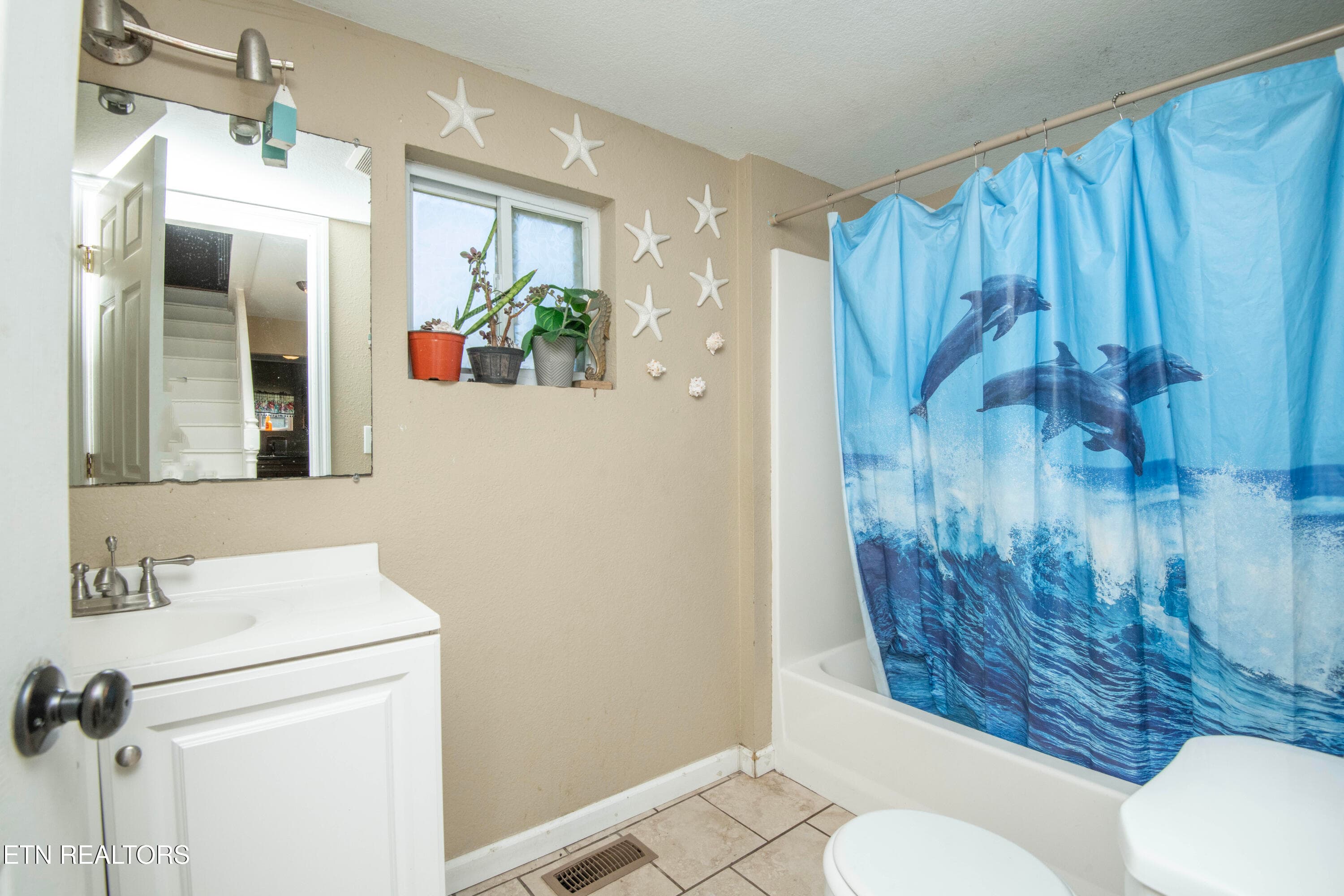 bath - 1000 W Broadway St, Lenoir City, TN 37771, Lenoir City