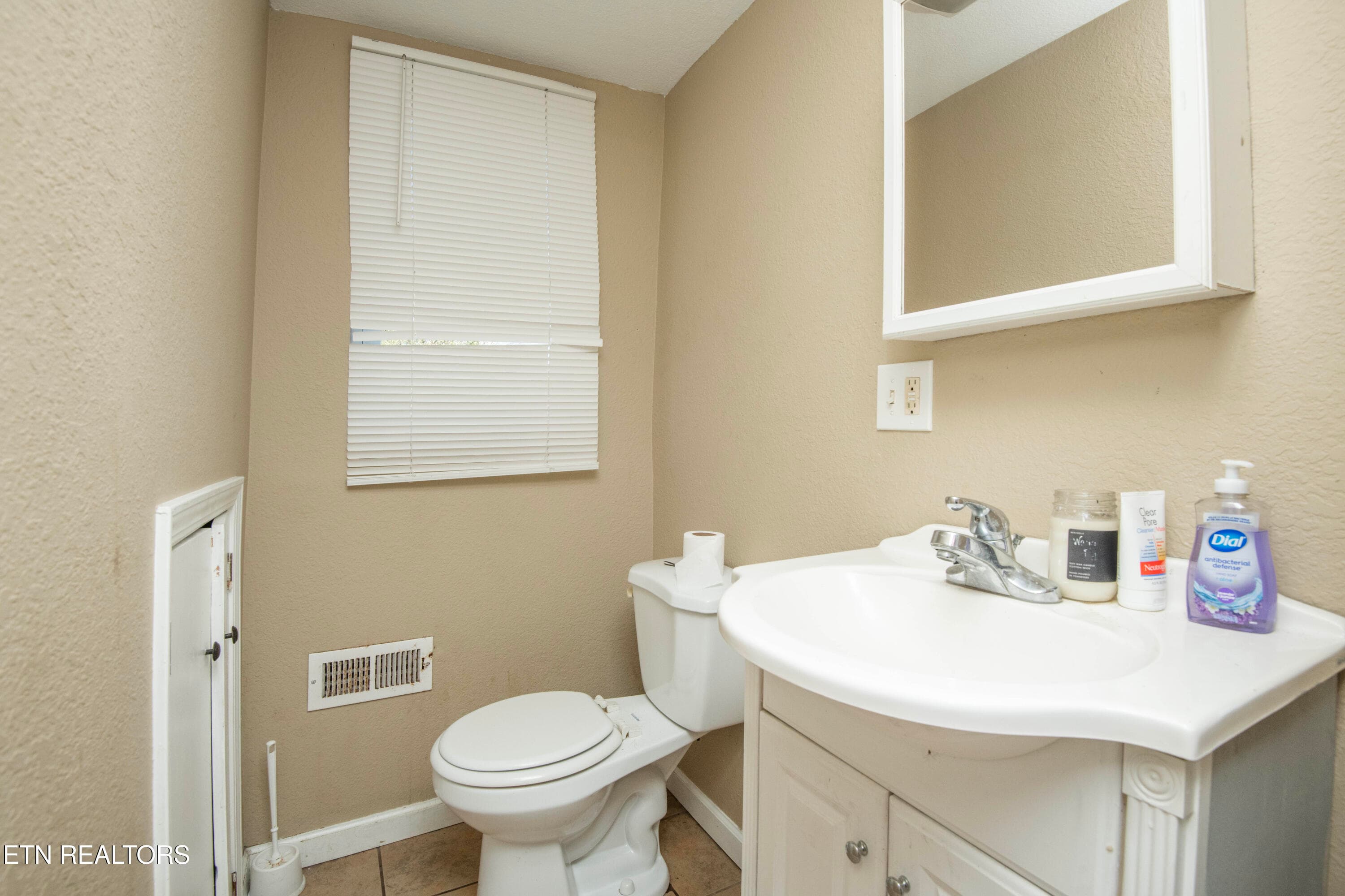 half bath - 1000 W Broadway St, Lenoir City, TN 37771, Lenoir City