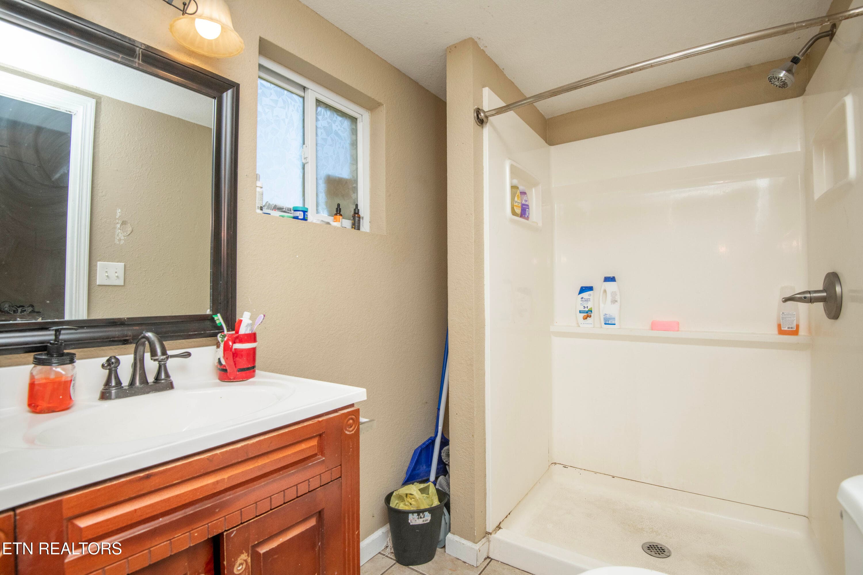 third bath - 1000 W Broadway St, Lenoir City, TN 37771, Lenoir City
