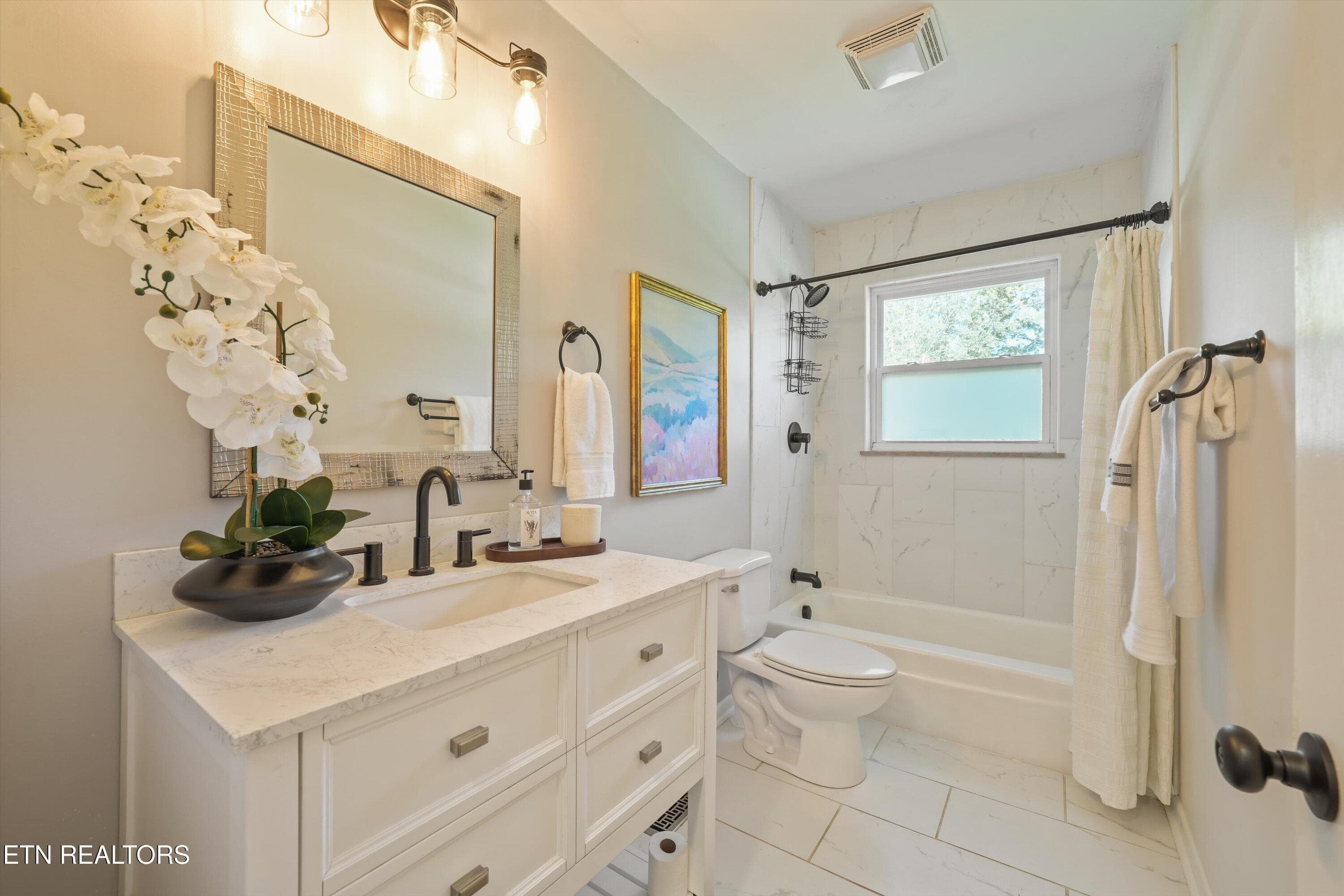 Full Guest Bathroom - 4401 Genny Lynn Drive, Knoxville, TN 37918, Knoxville