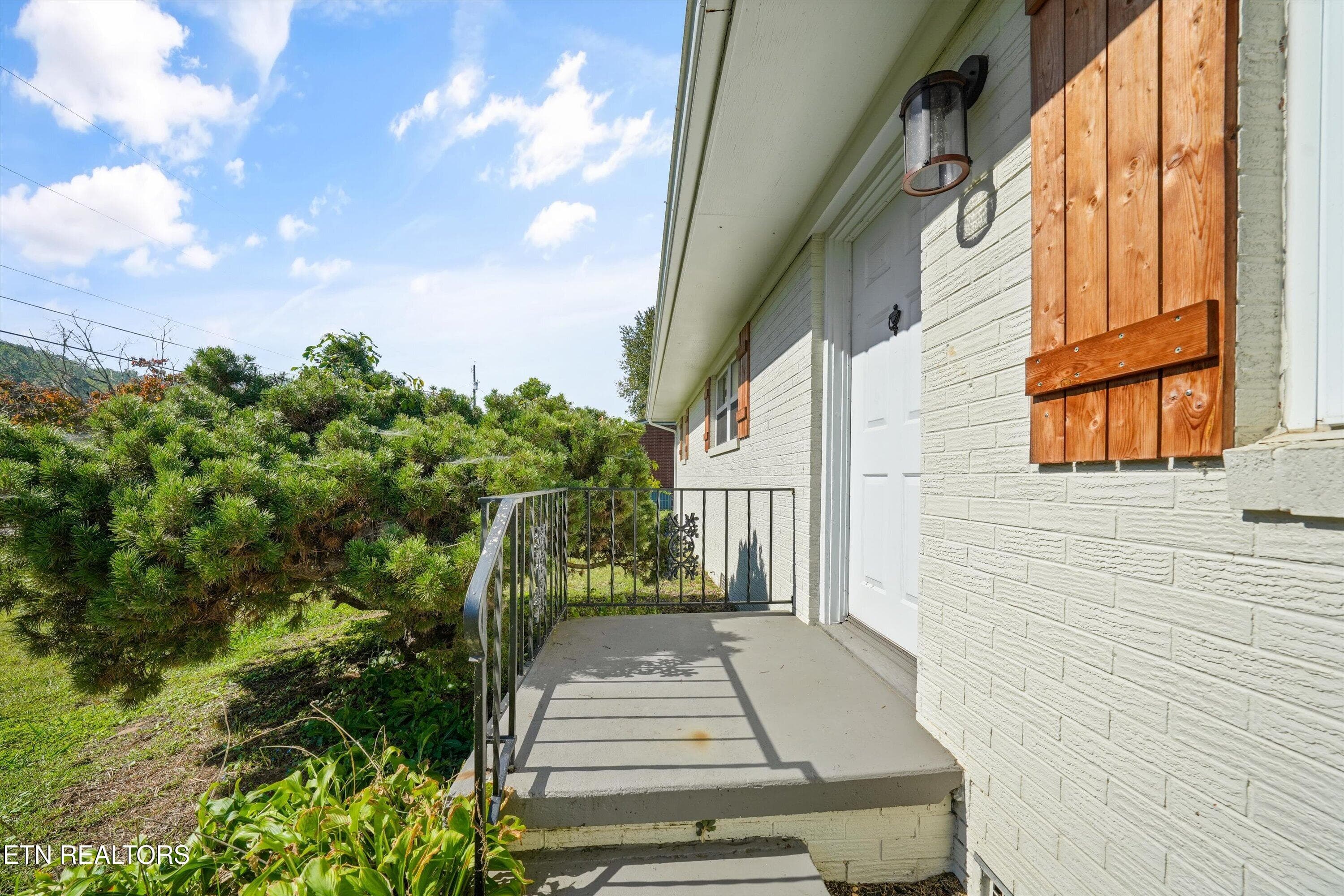 Exterior - Covered Front Porch - 4401 Genny Lynn Drive, Knoxville, TN 37918, Knoxville