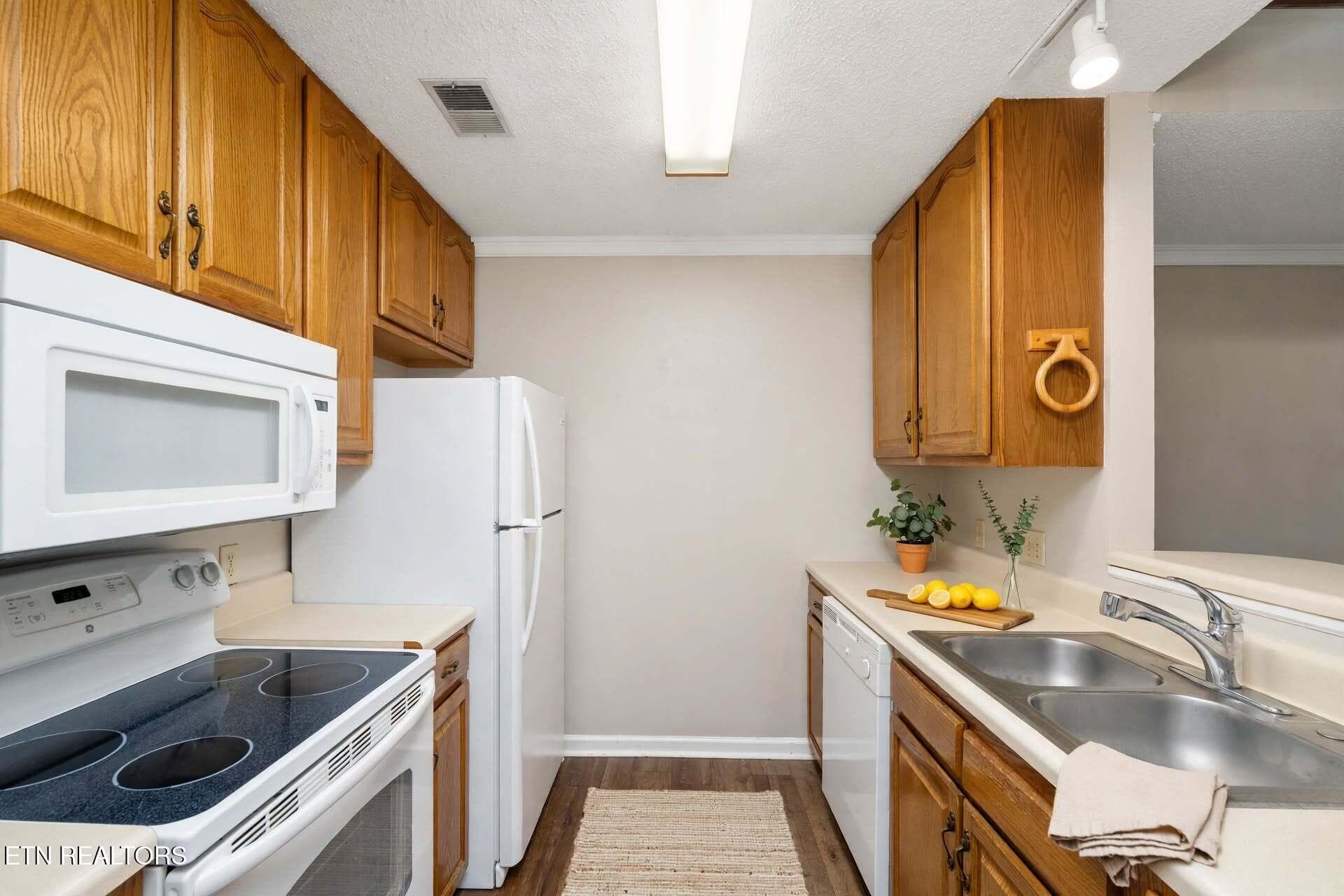 DSC08995-stage-kitchen - 3711 Apple Grove Circle, Kingsport, TN 37664