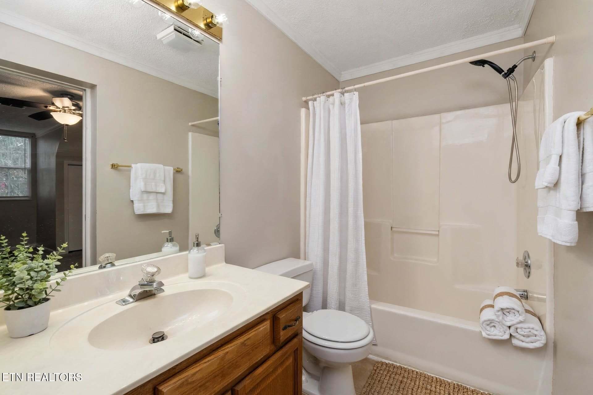 DSC09110-stage-bedroom-bathroom - 3711 Apple Grove Circle, Kingsport, TN 37664