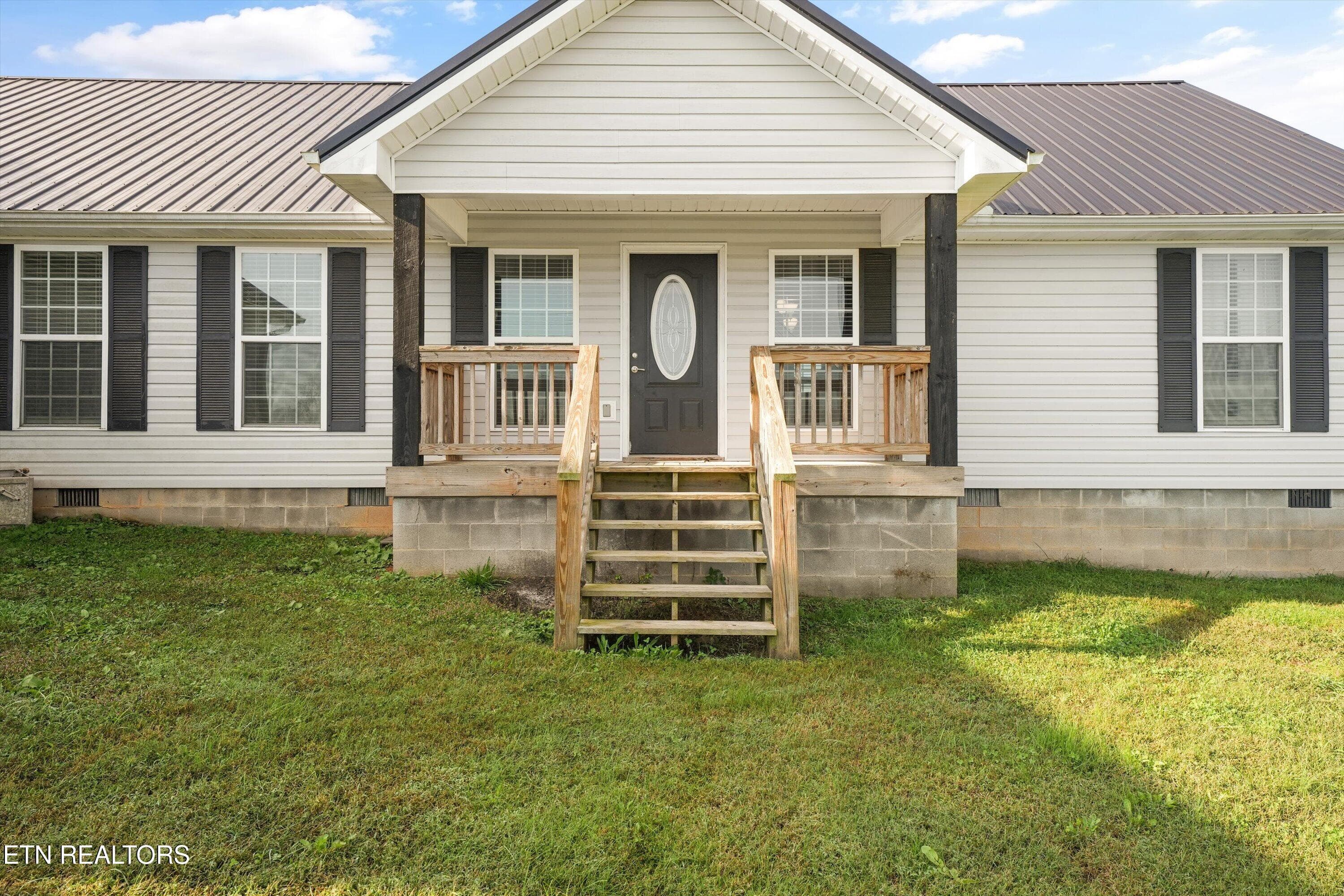 tight front - 935 Oakland Rd, Sweetwater, TN 37874, Sweetwater