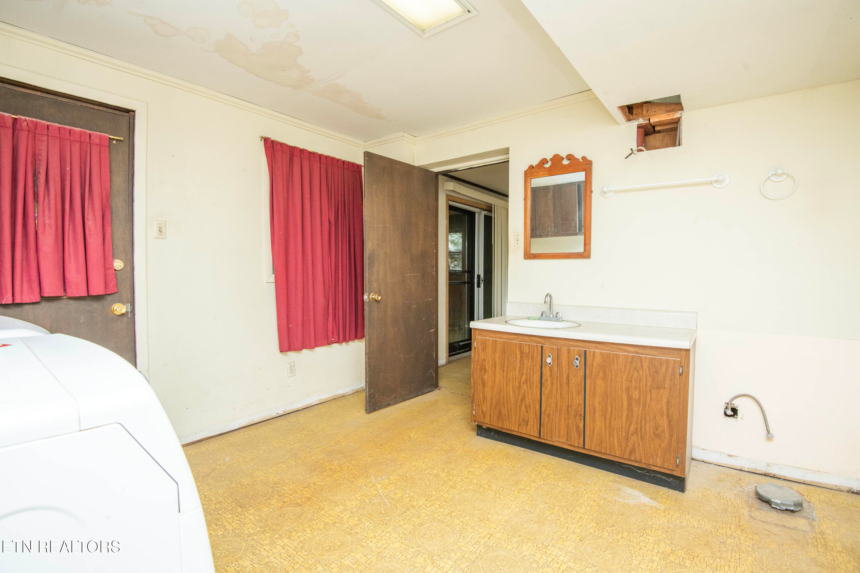 Laundry - 7705 Twining Drive, Knoxville, TN 37919, Knoxville