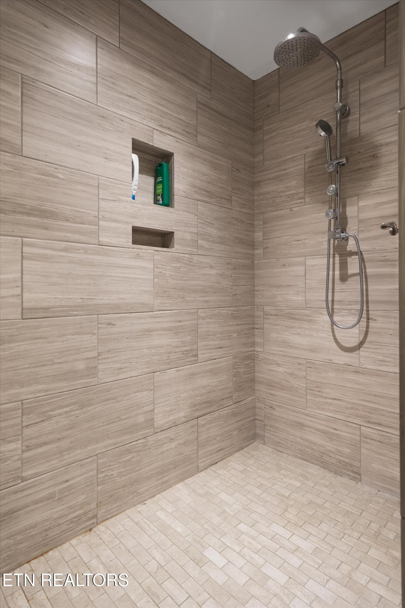 walk in shower - 935 Oakland Rd, Sweetwater, TN 37874, Sweetwater