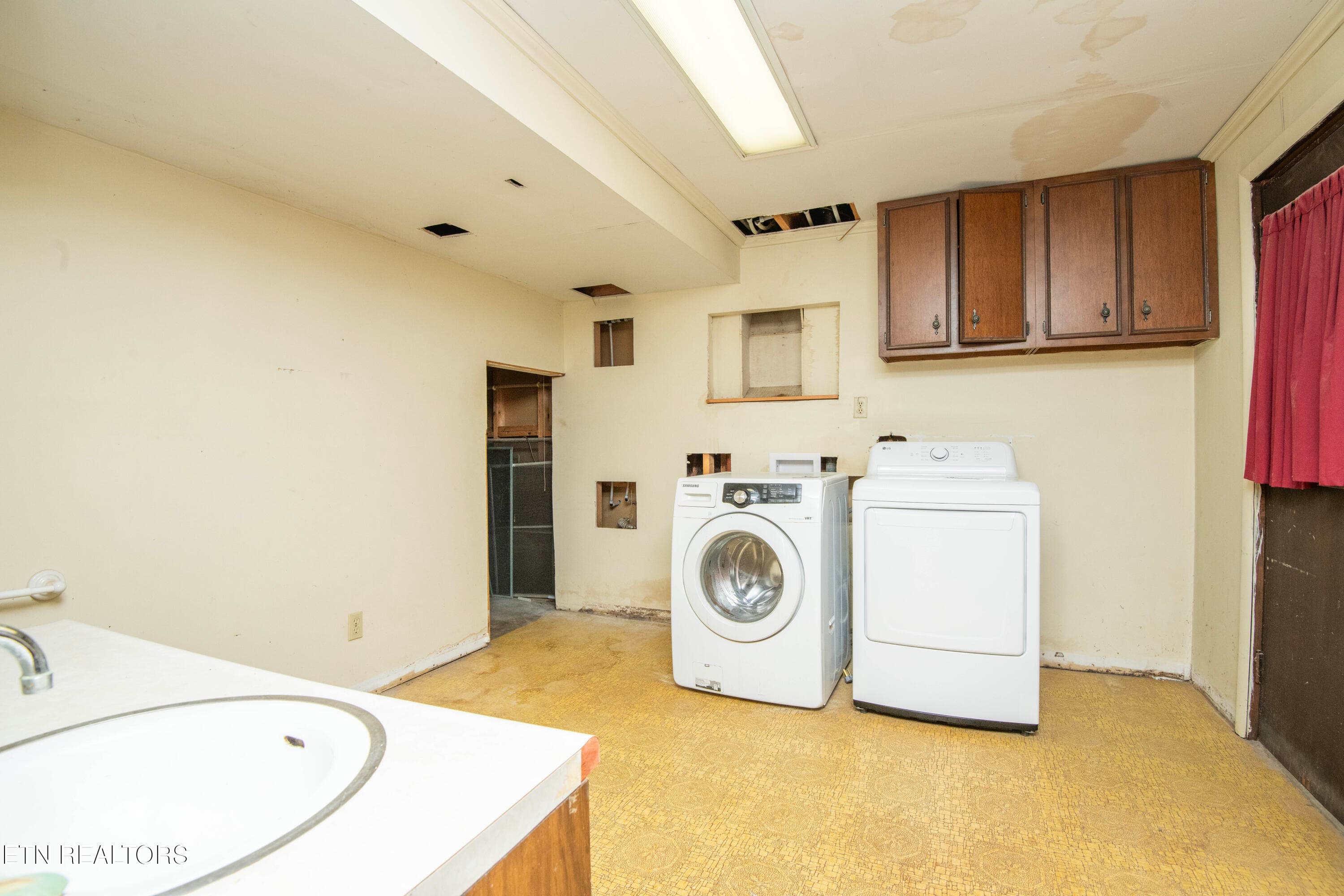 Laundry - 7705 Twining Drive, Knoxville, TN 37919, Knoxville