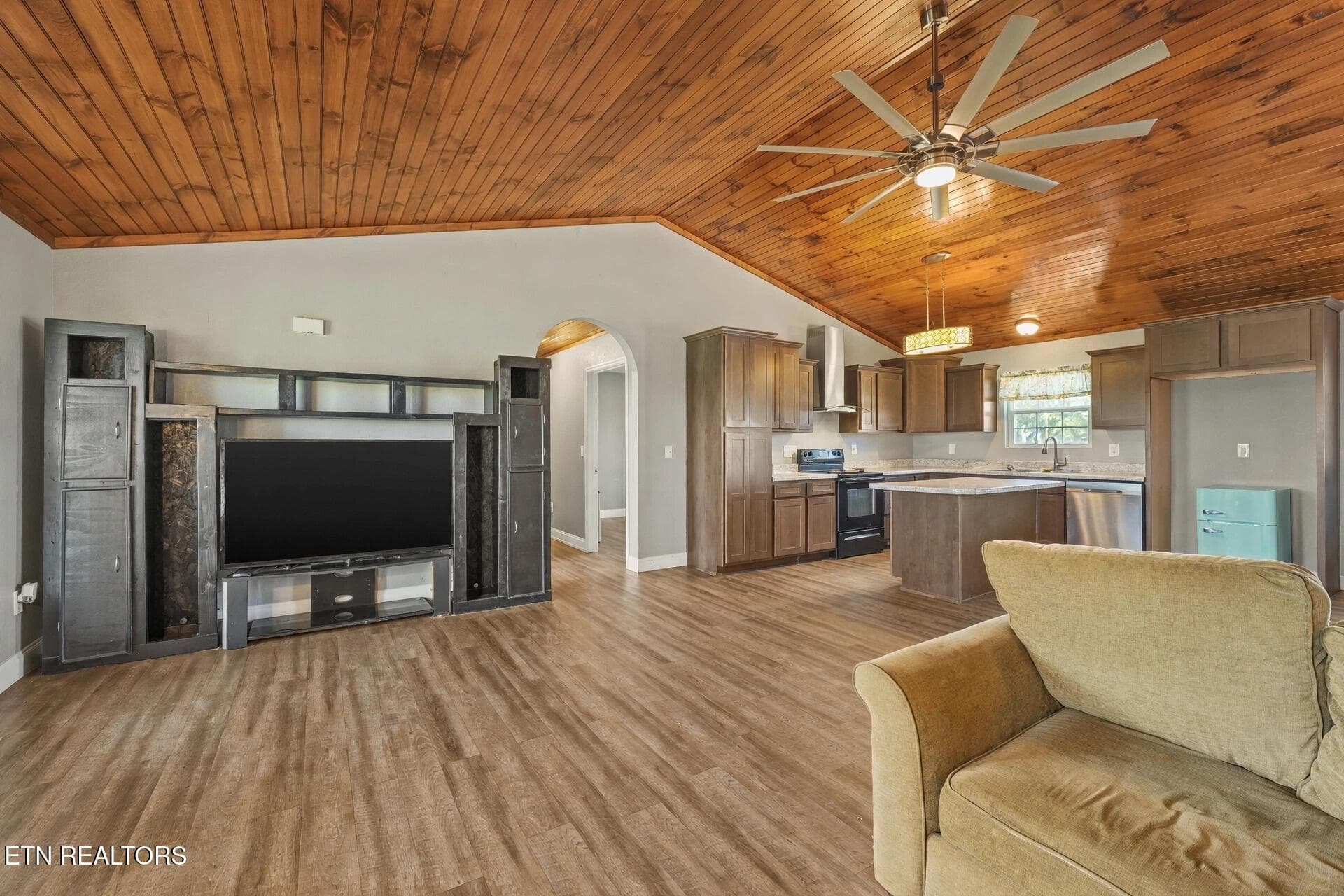 main living - 935 Oakland Rd, Sweetwater, TN 37874, Sweetwater