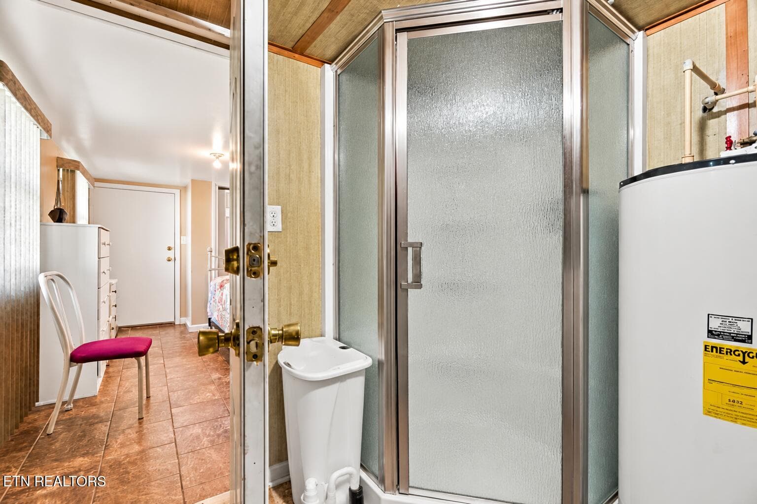 Utility Bathroom and Hallway Interior - 304 Shaddon Rd, Tellico Plains, TN 37385, Tellico Plains