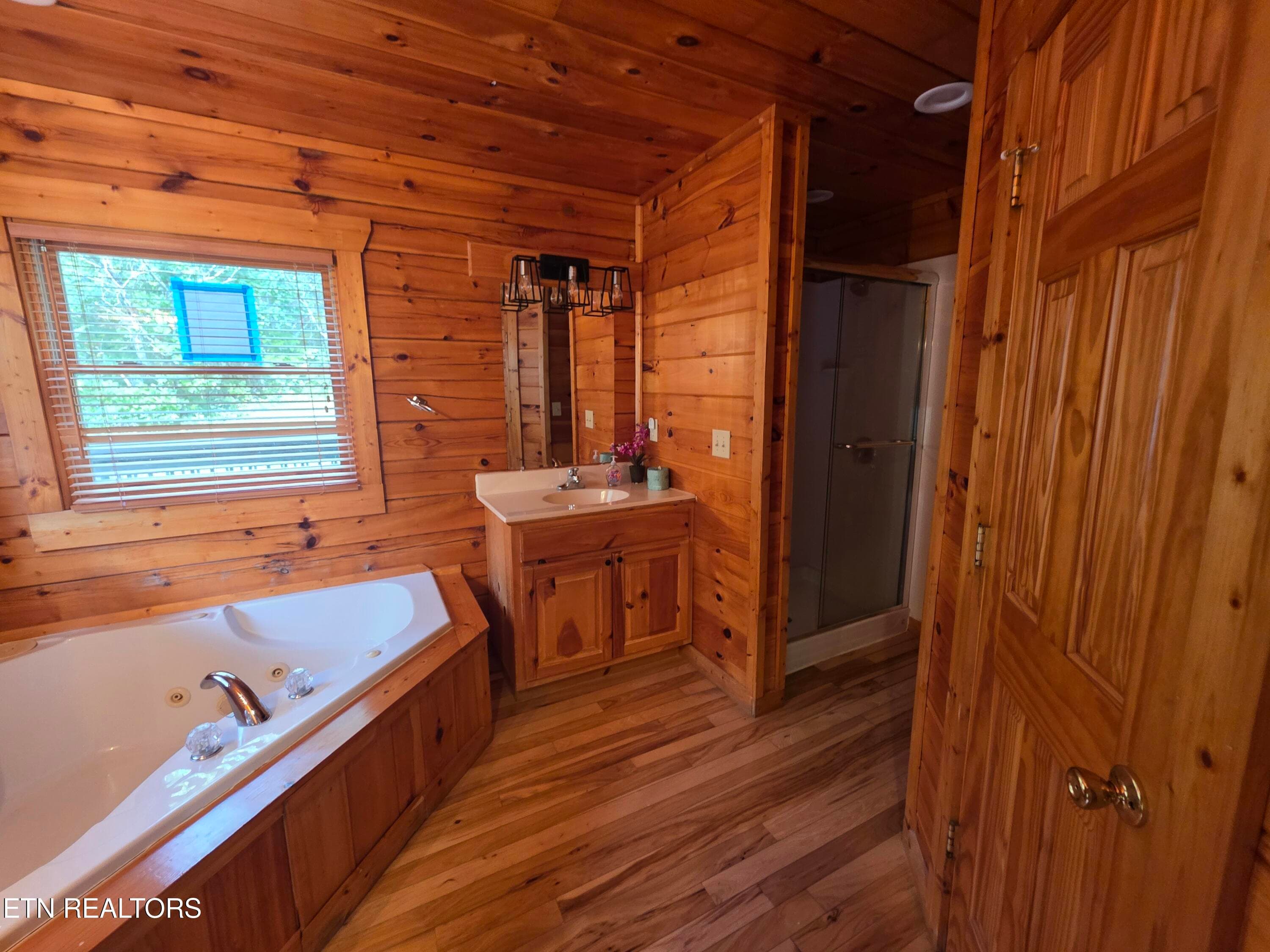 Bath #1 - 2336 Breezy Rd, Sevierville, TN 37876, Sevierville