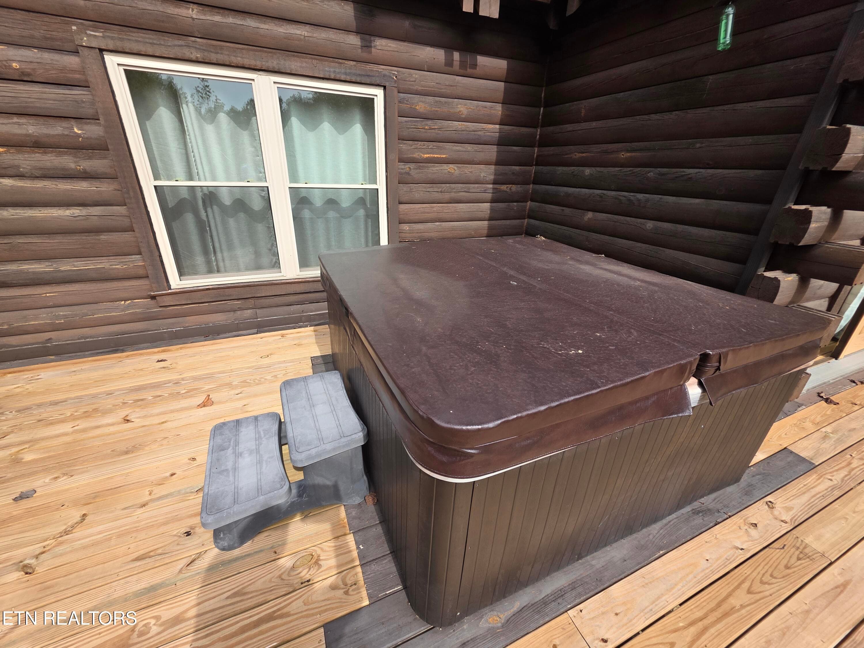 Hot tub - 2336 Breezy Rd, Sevierville, TN 37876, Sevierville