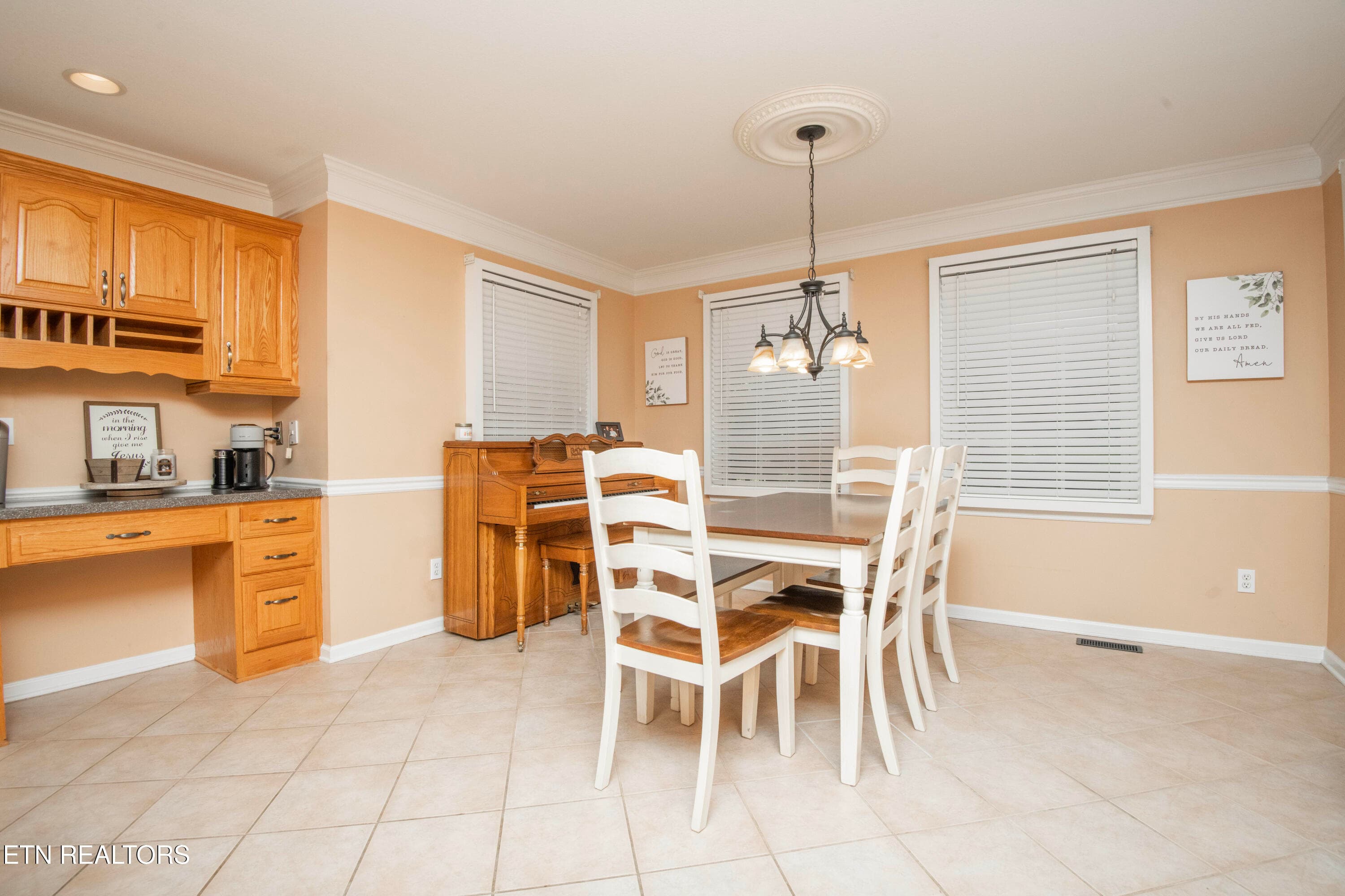 Eat-in-area - 3315 Whispering Oaks Drive, Knoxville, TN 37938, Knoxville