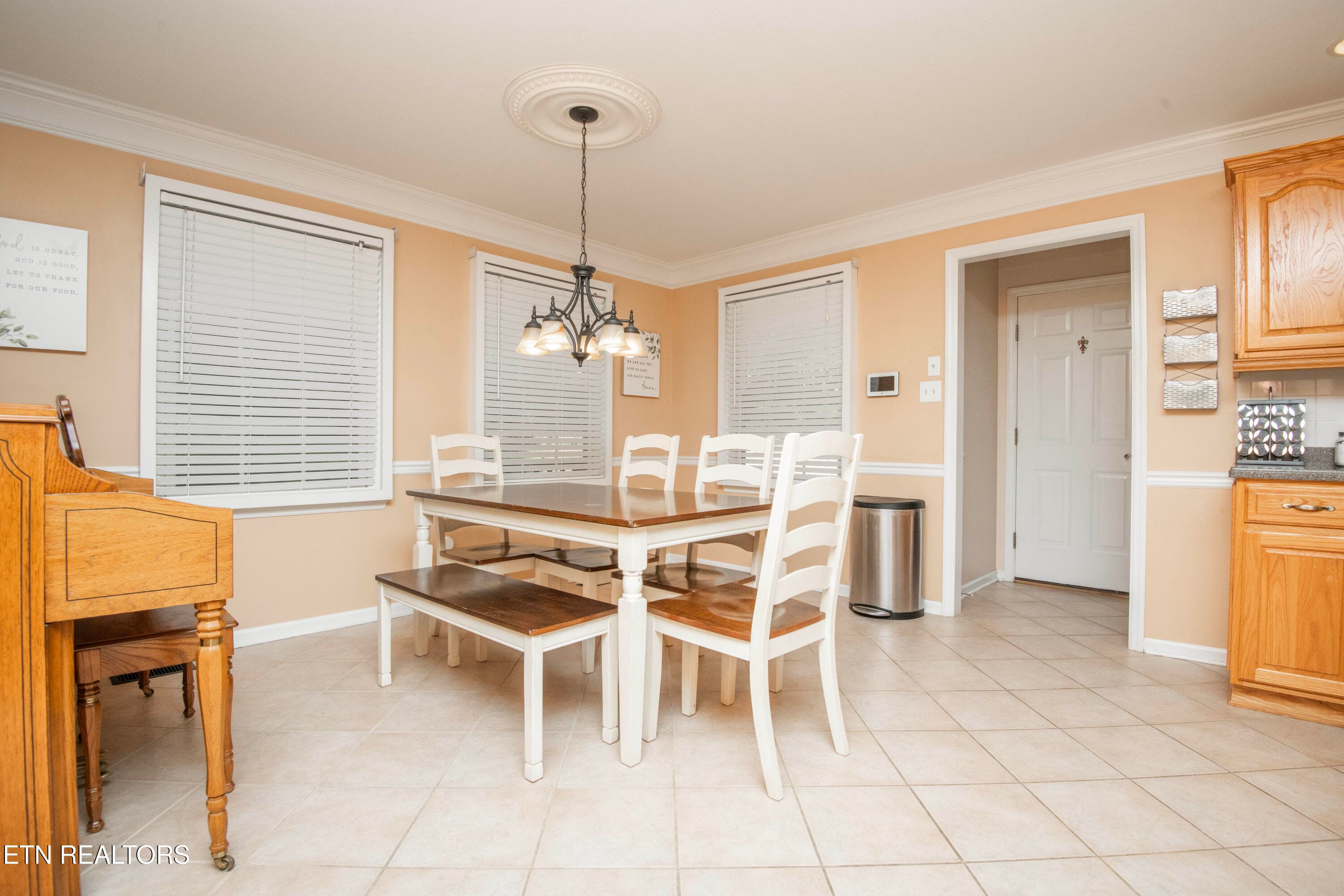Kitchen Eat-InArea - 3315 Whispering Oaks Drive, Knoxville, TN 37938, Knoxville