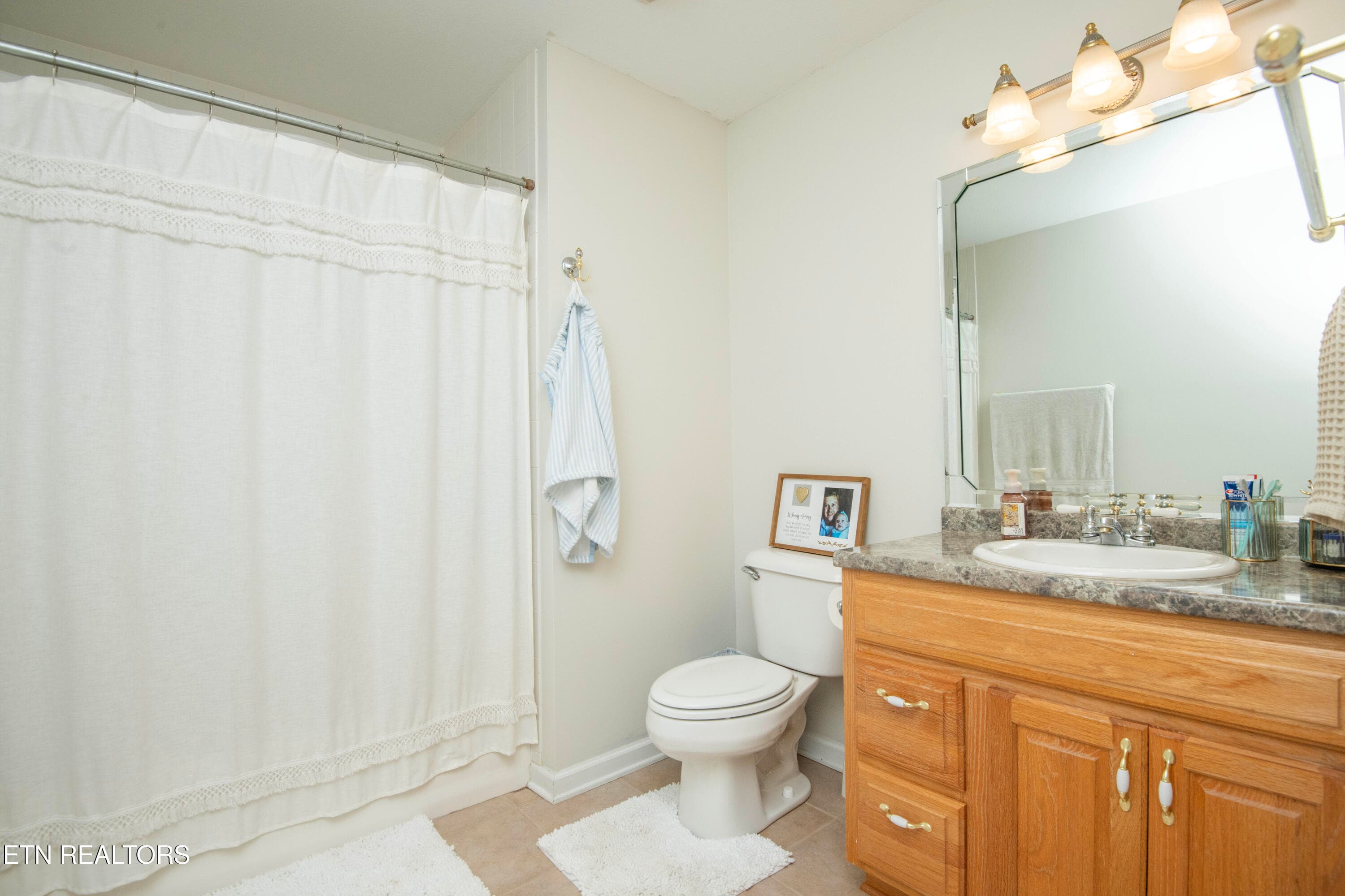 Bath - 3315 Whispering Oaks Drive, Knoxville, TN 37938, Knoxville
