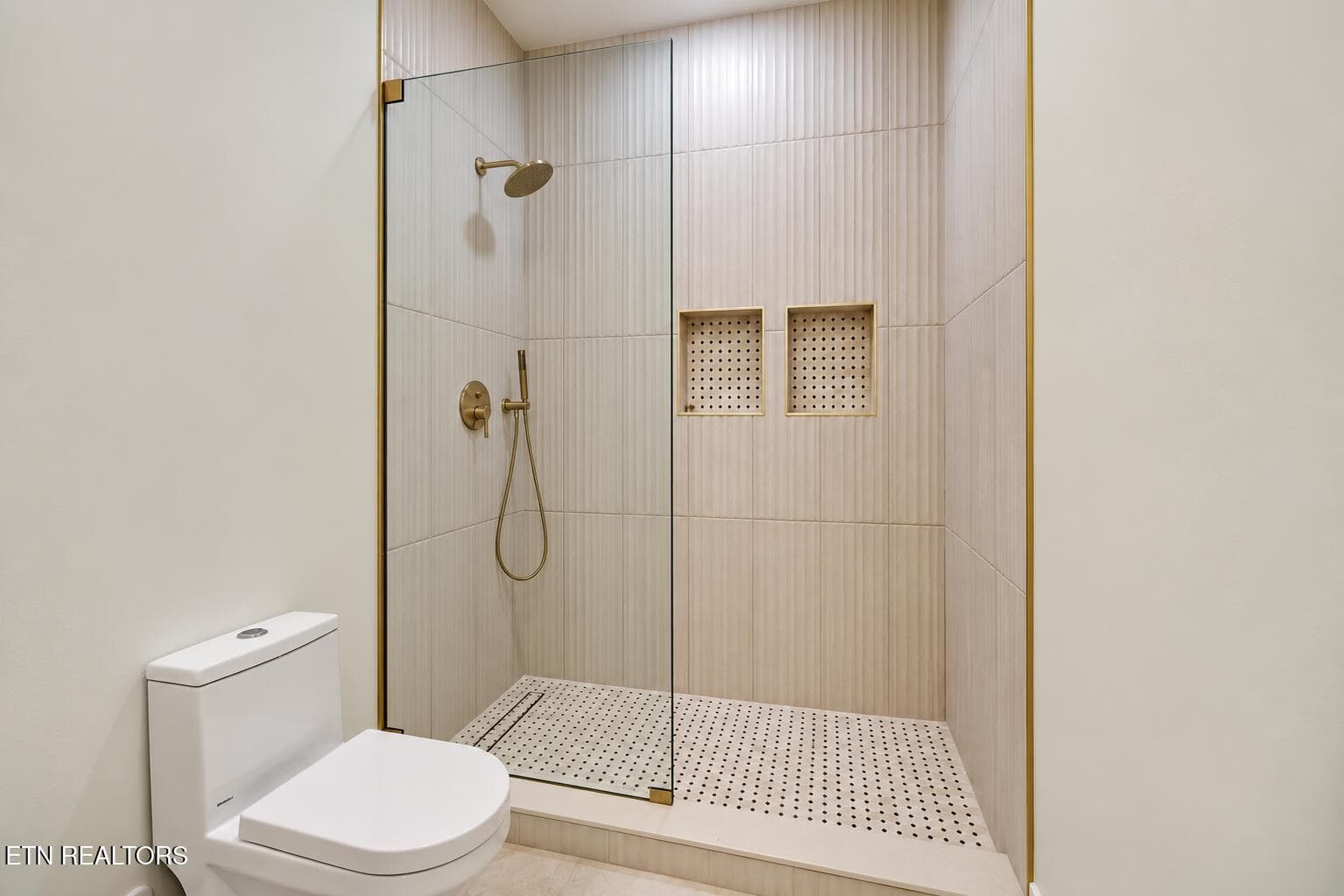 2 shower - 304 W Stewart Ave, Monterey, TN 38574