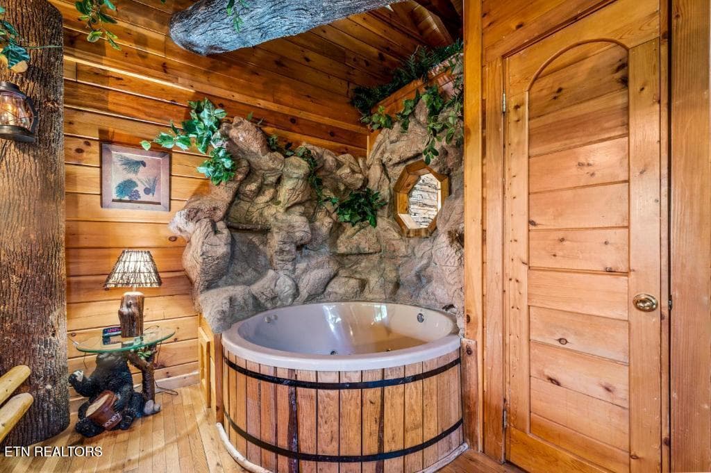 Whirlpool Tub - 4408 Ashli Erin Way, Gatlinburg, TN 37738