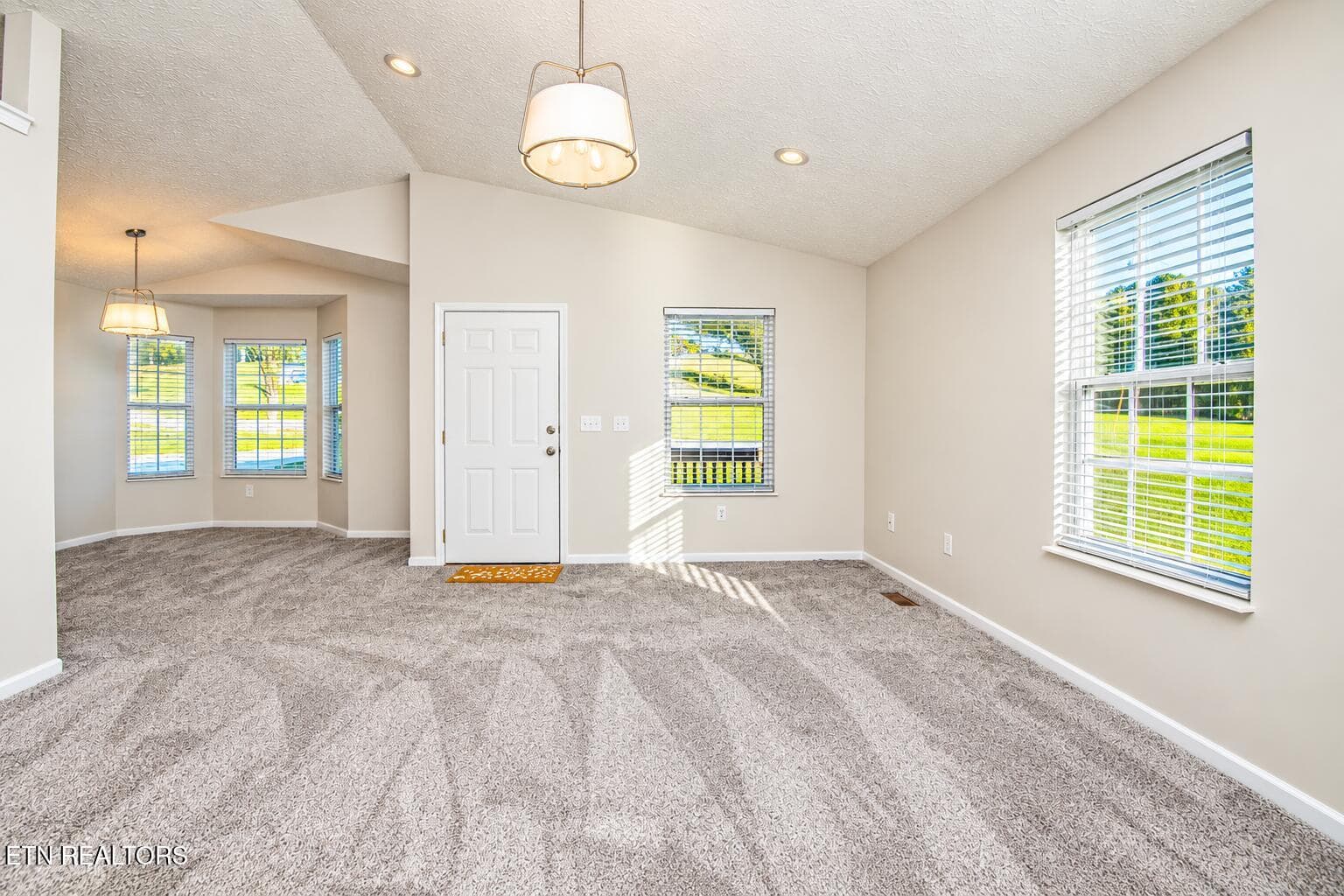 Bright Neutral Living Room Entry - 3337 Buttermilk Rd, Lenoir City, TN 37771, Lenoir City