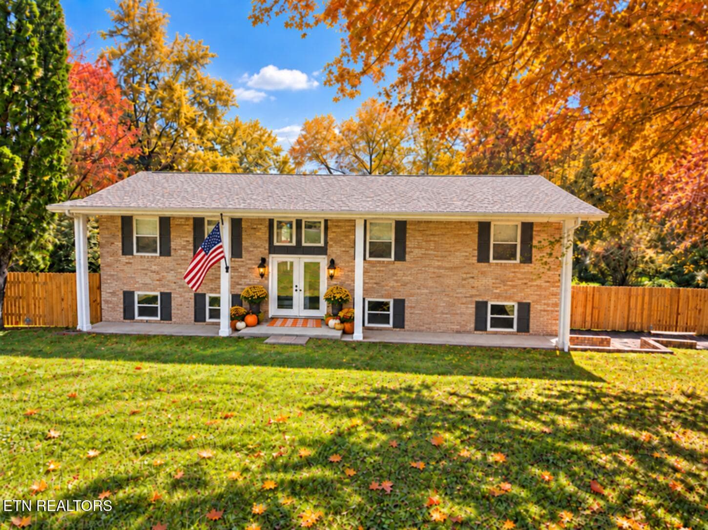 Autumn Porch Welcome in Suburbia(1) - 1221 Laurel Rd, Clinton, TN 37716