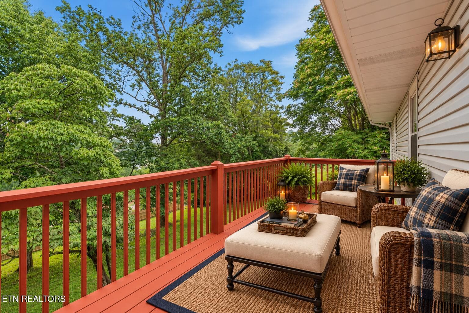 Classic Plaid Fall Deck Retreat - 1221 Laurel Rd, Clinton, TN 37716