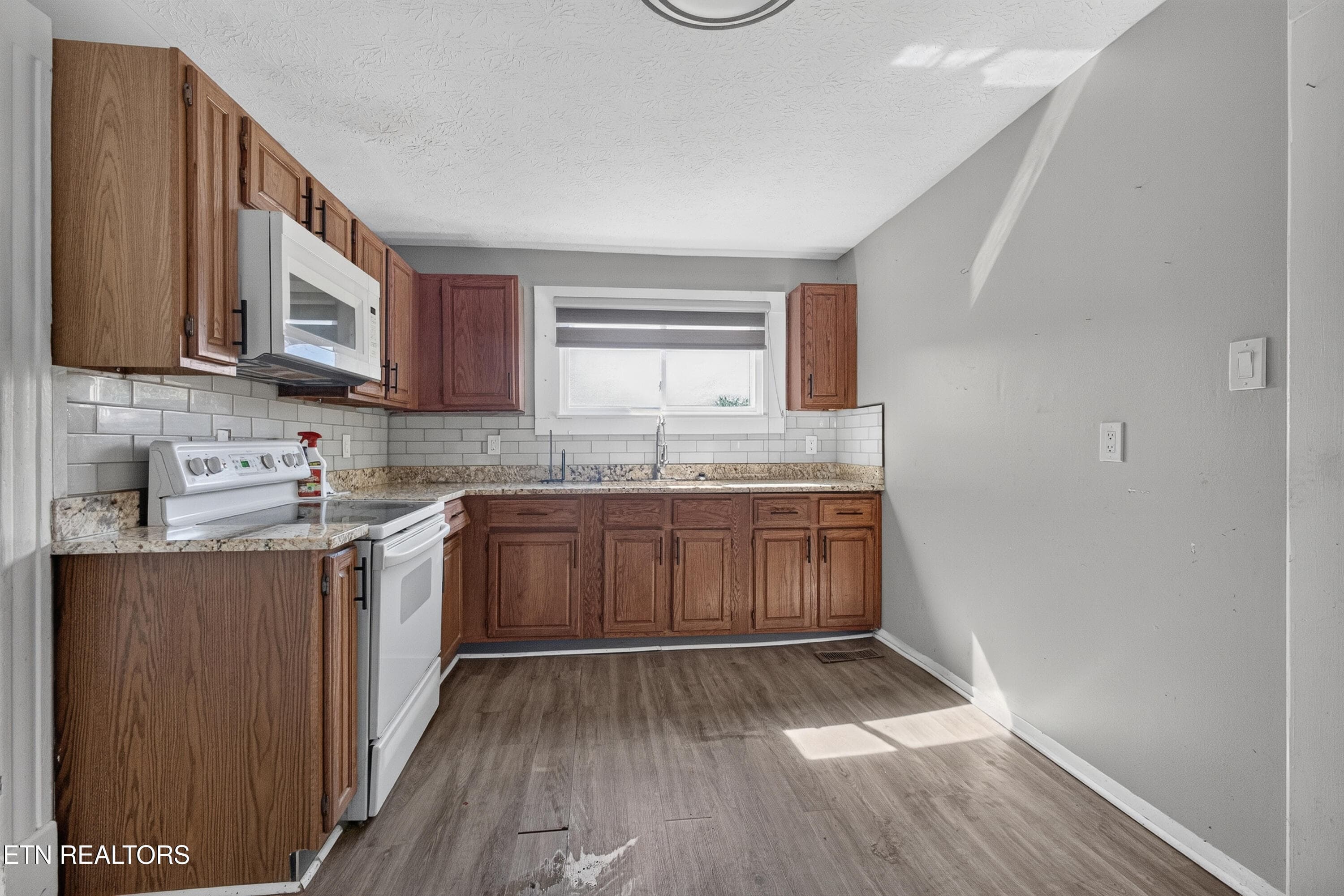 LB1A2738 - 929 Maryville Pike, Knoxville, TN 37920