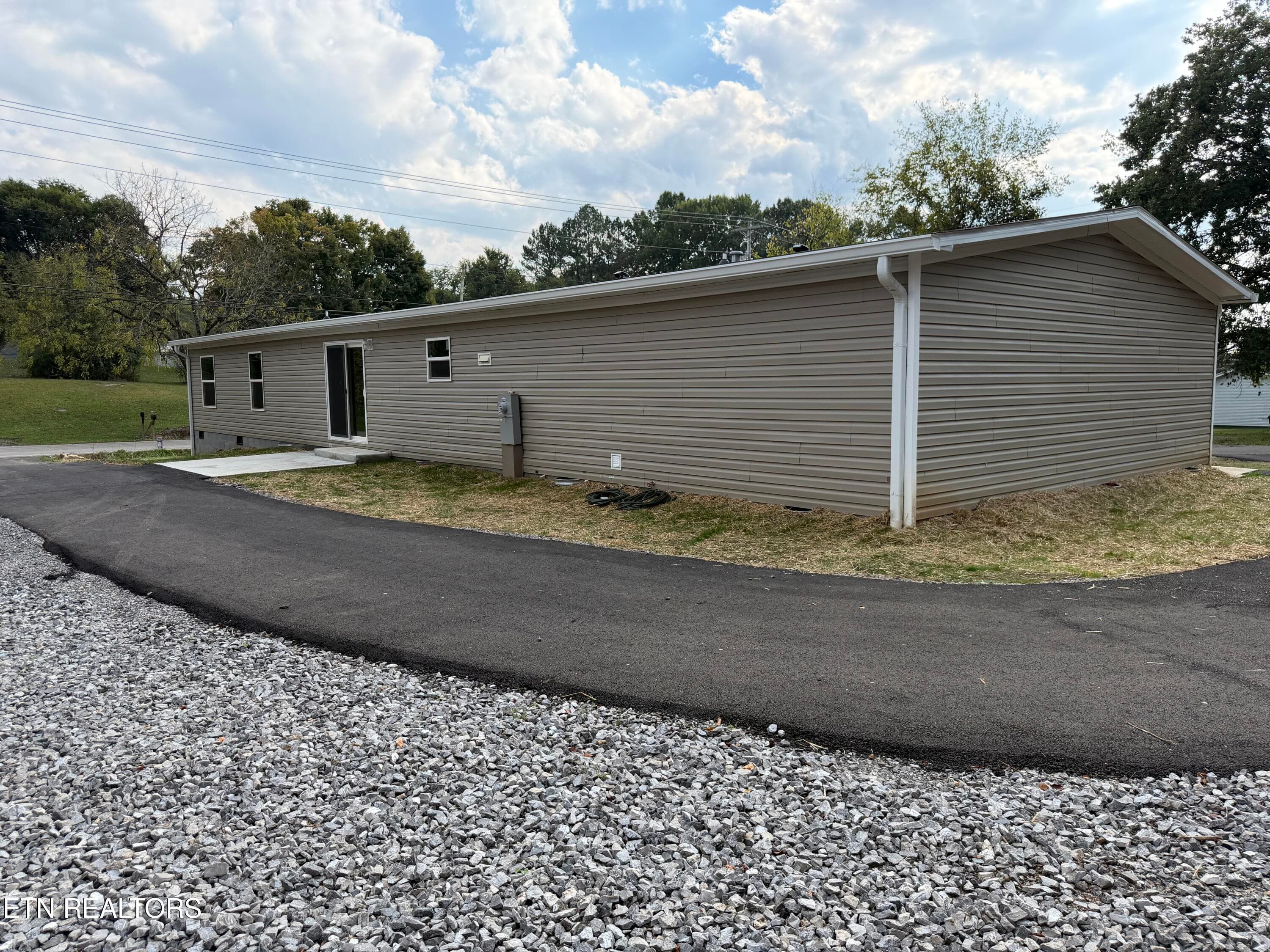 Lots of room to park - 19185 Martel Rd, Lenoir City, TN 37772, Lenoir City