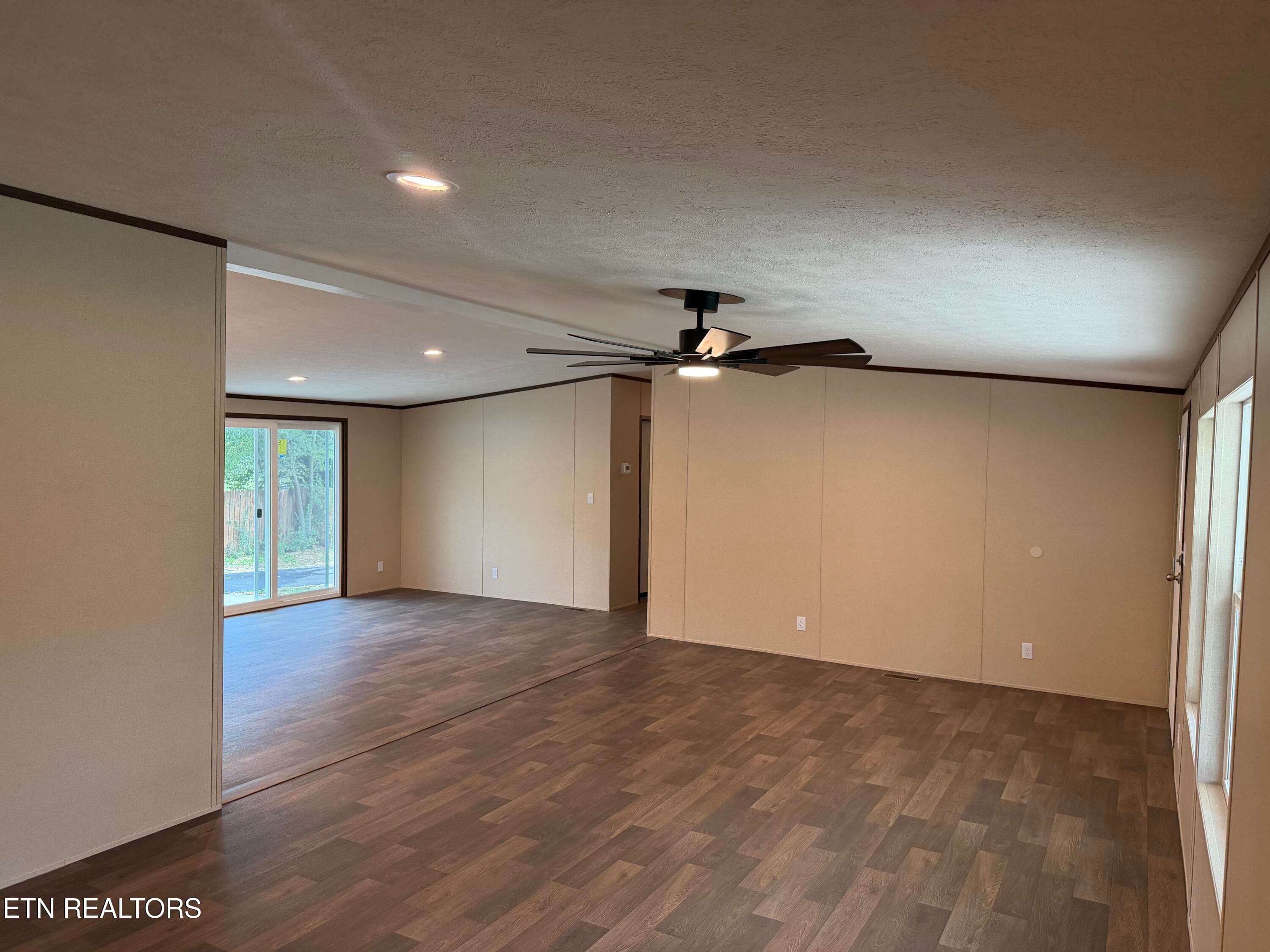 Large living room - 19185 Martel Rd, Lenoir City, TN 37772, Lenoir City
