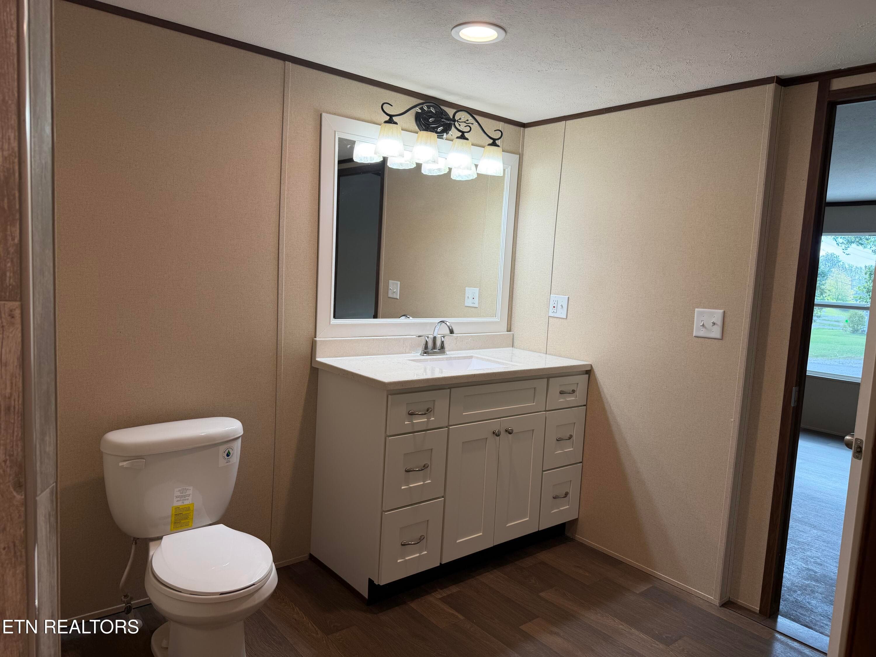 Owner's Bath - 19185 Martel Rd, Lenoir City, TN 37772, Lenoir City