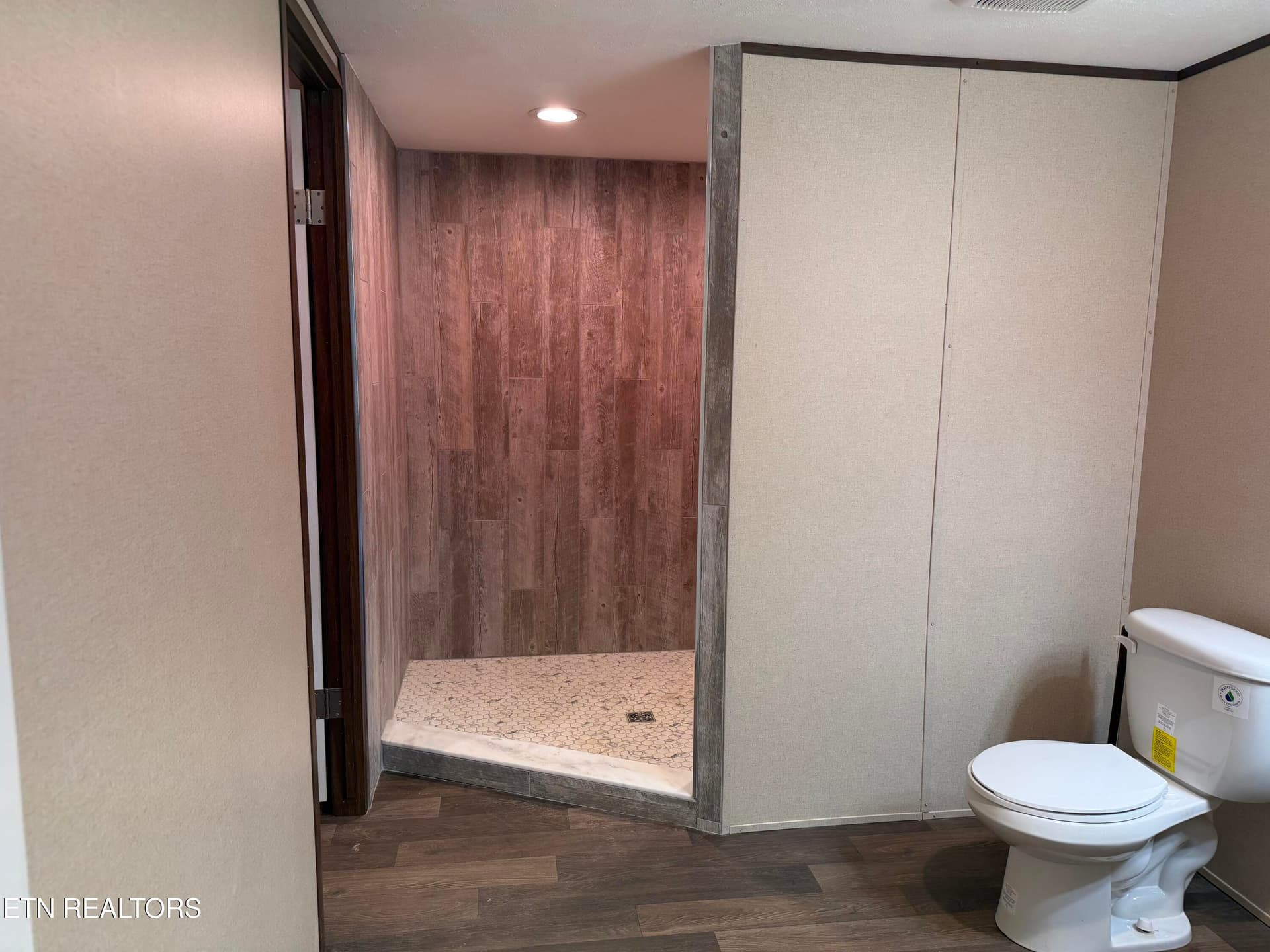 Owner’s shower - 19185 Martel Rd, Lenoir City, TN 37772