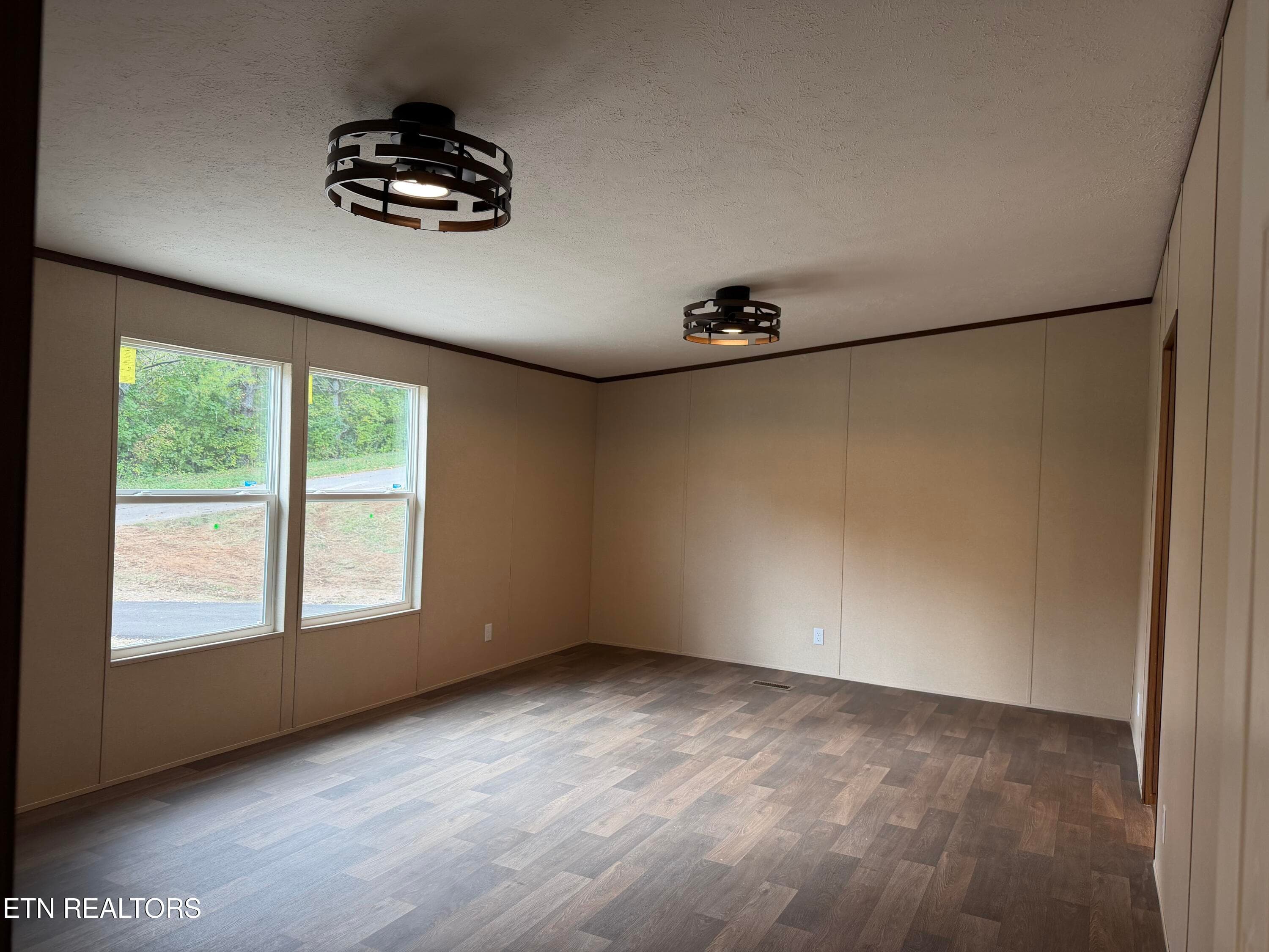 Owner’s bedroom with 2 ceiling fans - 19185 Martel Rd, Lenoir City, TN 37772, Lenoir City
