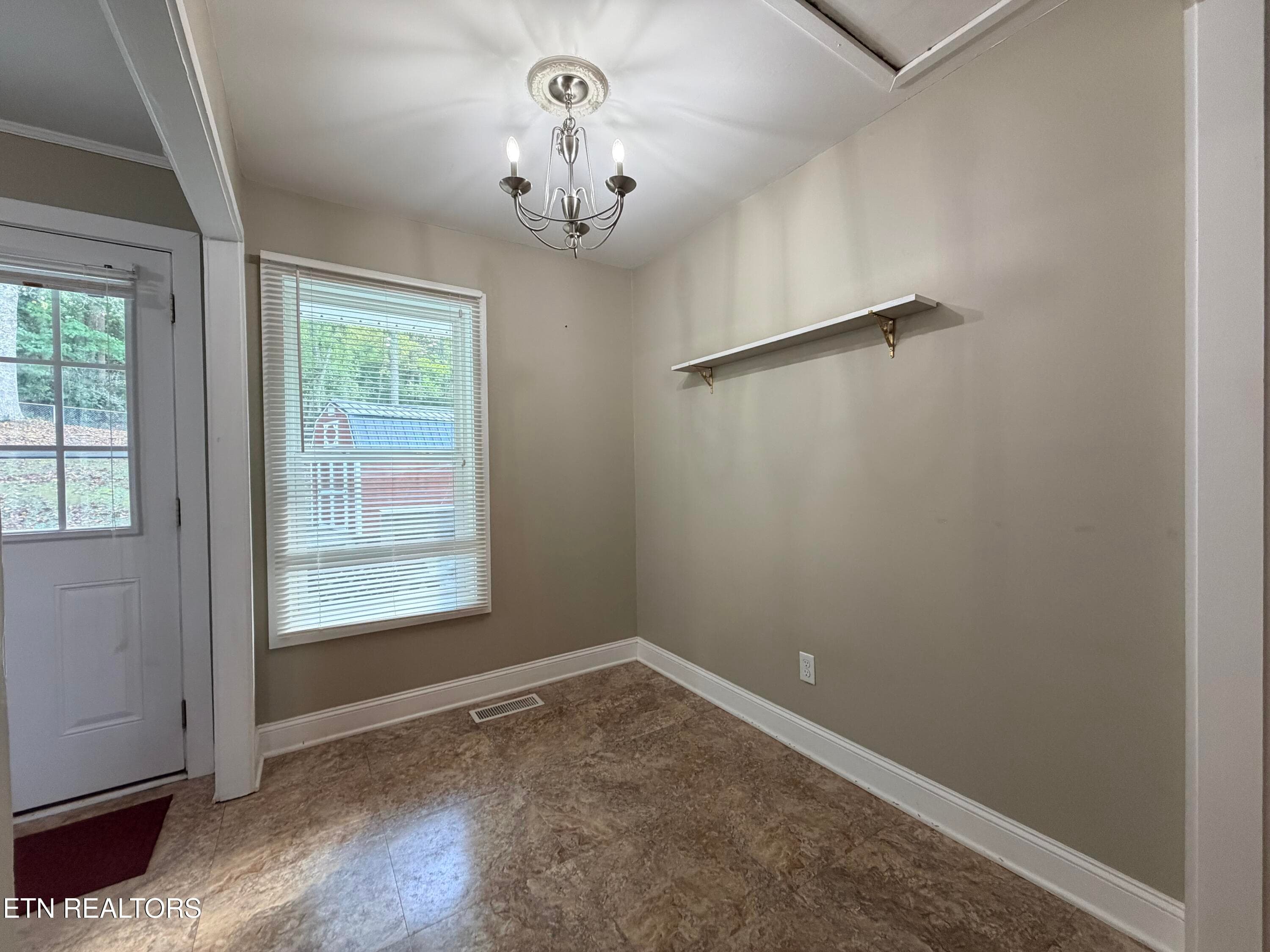 Dining area - 1379 Byrd Circle, Kingston, TN 37763