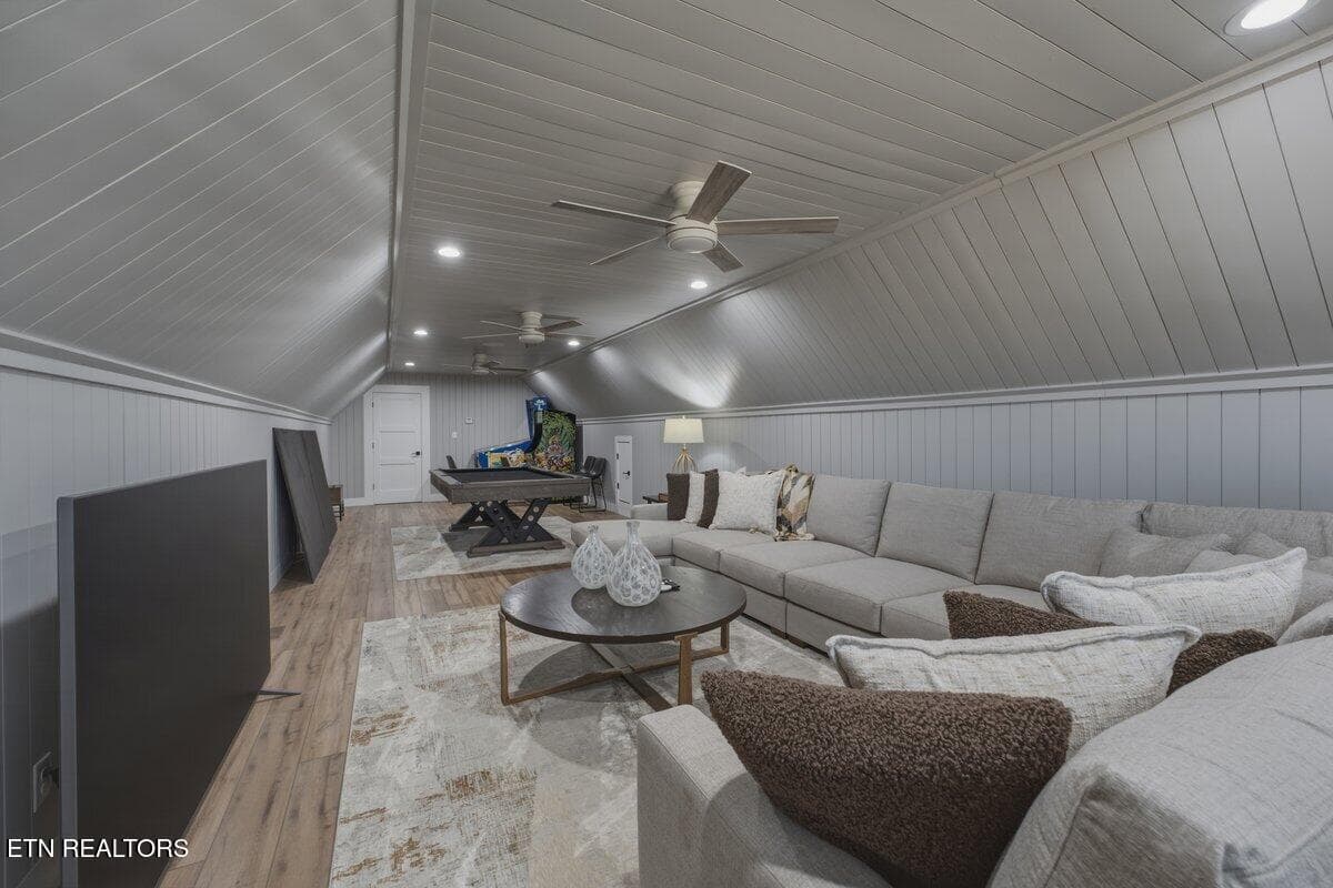 Bonus Room - 2627 Tuckaleechee Pike, Maryville, TN 37803