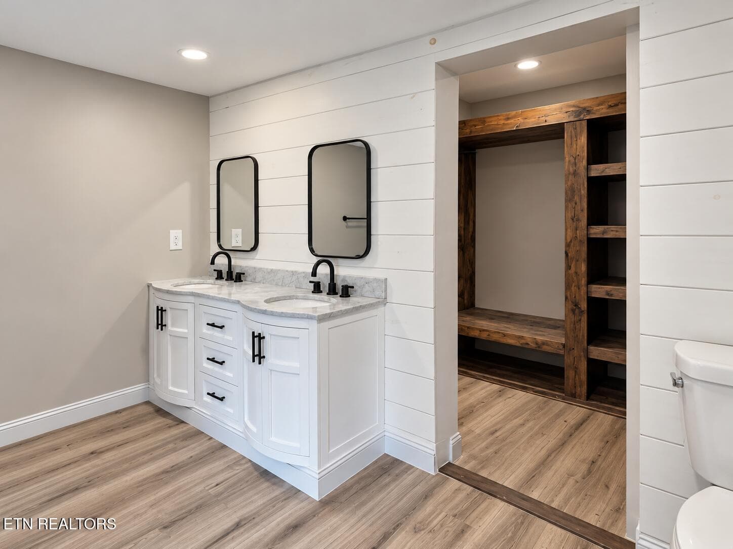 Primary bath with walk-in closet - 146 Main Hollow Rd, Philadelphia, TN 37846