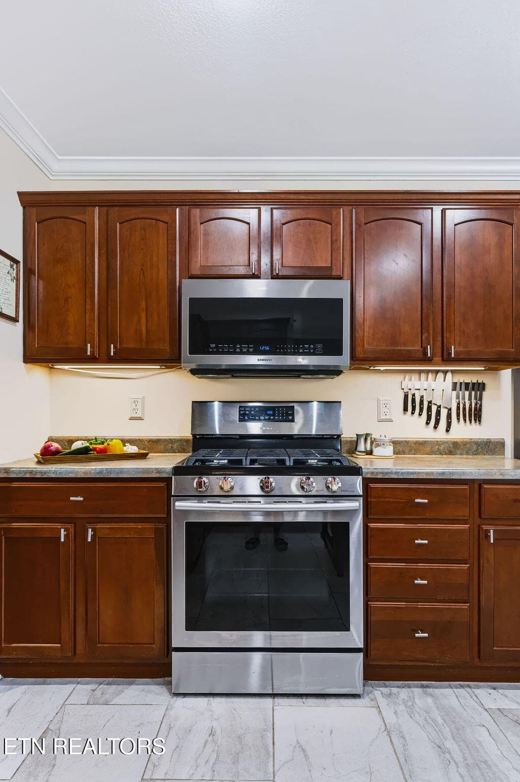 gas range - 6479 Painter Farm Lane, Knoxville, TN 37931, Knoxville