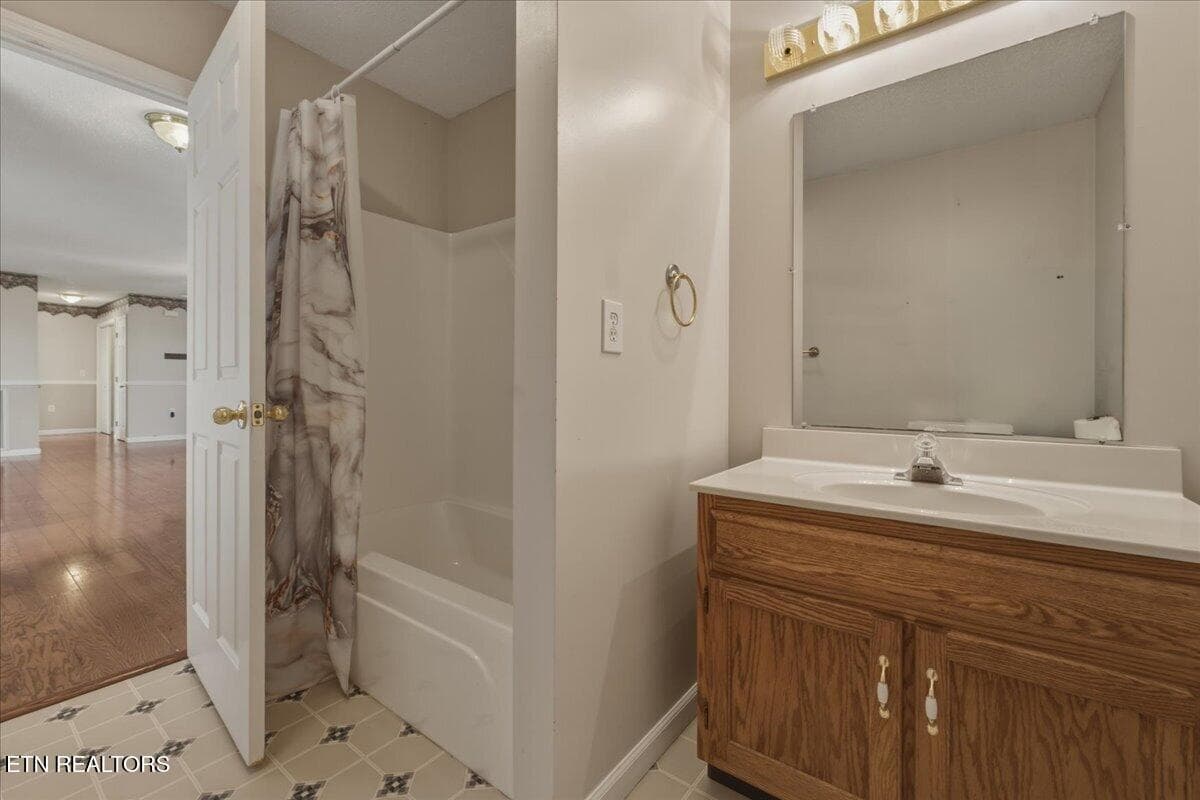 20-Full Bath - 5906 Old Niles Ferry Pike, Greenback, TN 37742