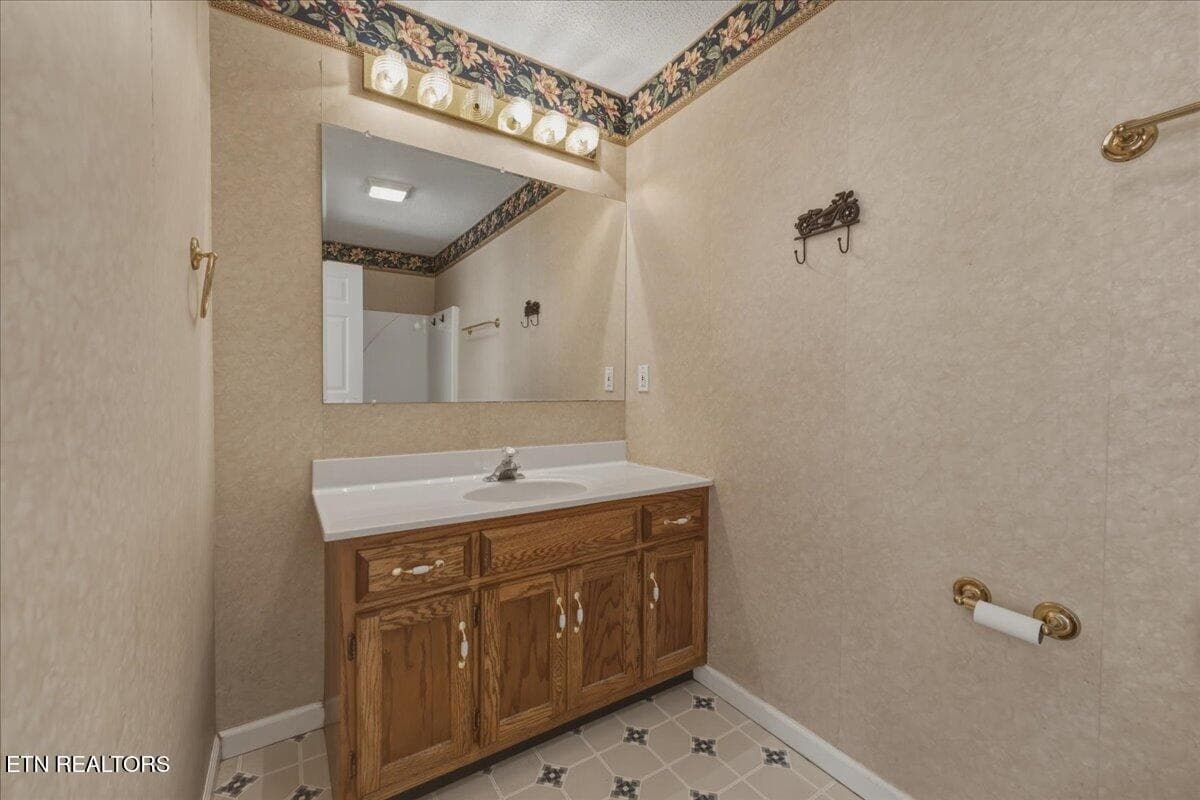 16-Primary Bath - 5906 Old Niles Ferry Pike, Greenback, TN 37742