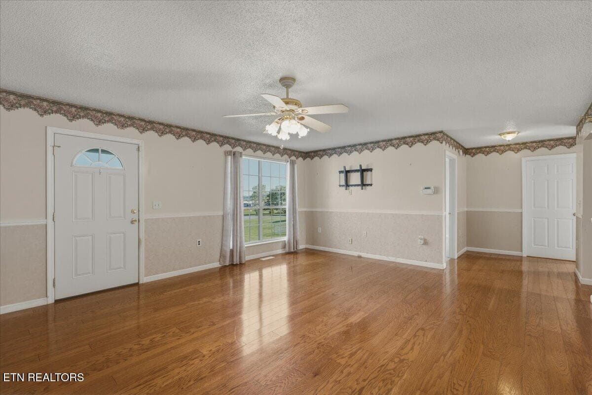 07-Living Room - 5906 Old Niles Ferry Pike, Greenback, TN 37742