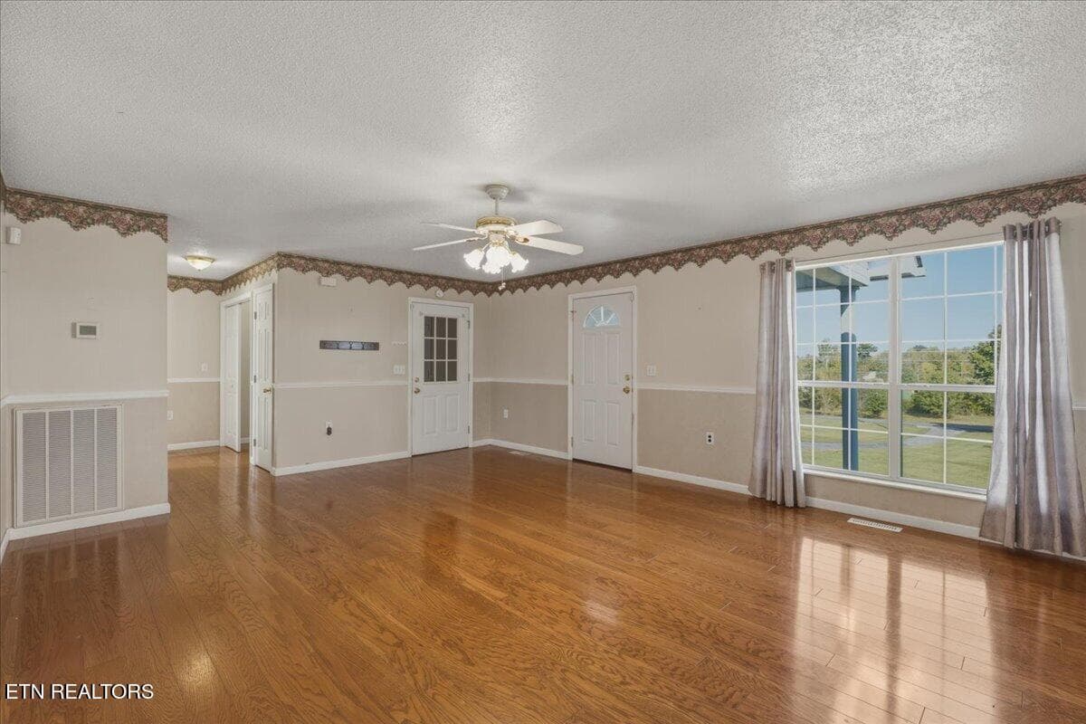 06-Living Room - 5906 Old Niles Ferry Pike, Greenback, TN 37742