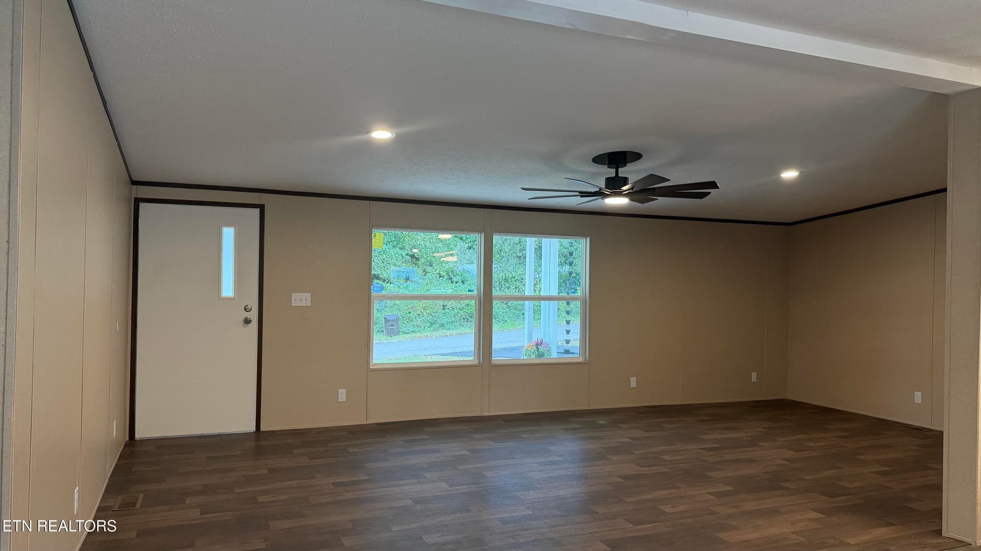 Living Room - 19185 Martel Rd, Lenoir City, TN 37772