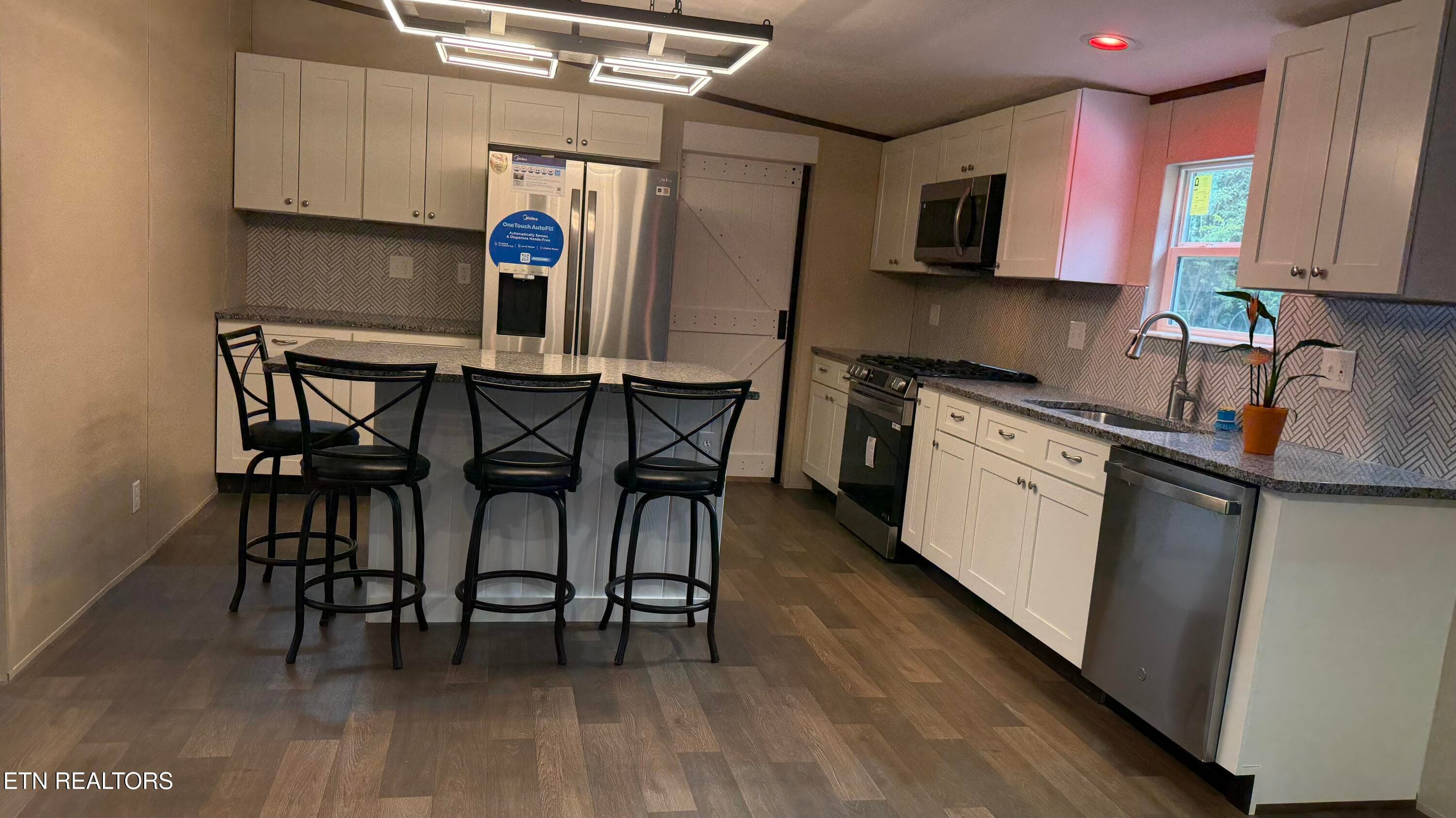 Kitchen with island that seats 4 - 19185 Martel Rd, Lenoir City, TN 37772, Lenoir City