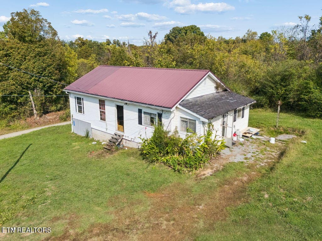 Back and side of home - 432 N Farnum St, Friendsville, TN 37737